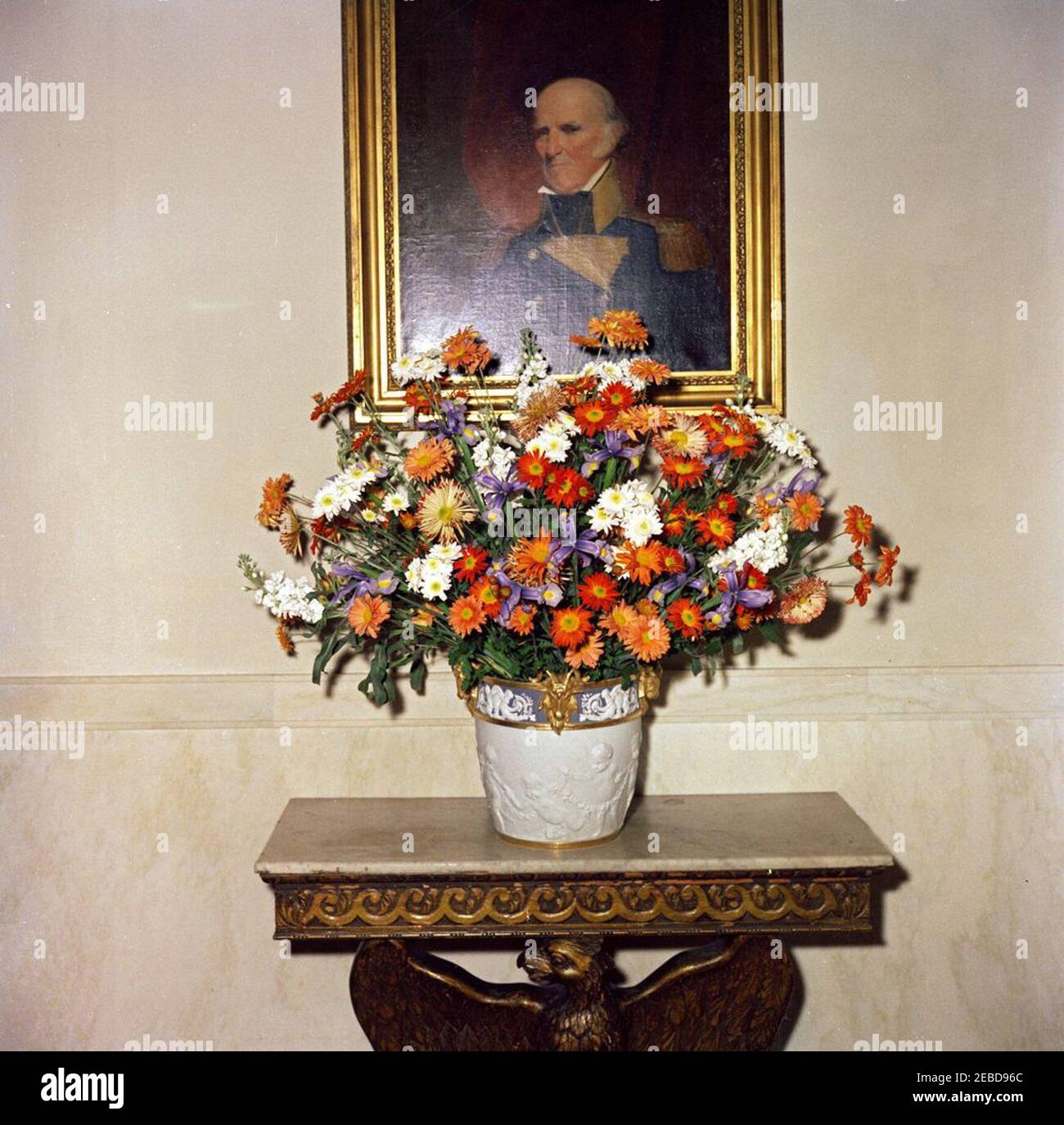 Mittagessen zu Ehren von Konrad Adenauer, Bundeskanzler der Bundesrepublik Deutschland, L:00pm. Blumenarrangement für ein Abendessen zu Ehren von Konrad Adenauer, Bundeskanzler der Bundesrepublik Deutschland. Das Porträt über dem Tisch ist von Revolutionary war General John stark, von Samuel F.B. Morse. Cross Hall, White House, Washington, D.C. Stockfoto