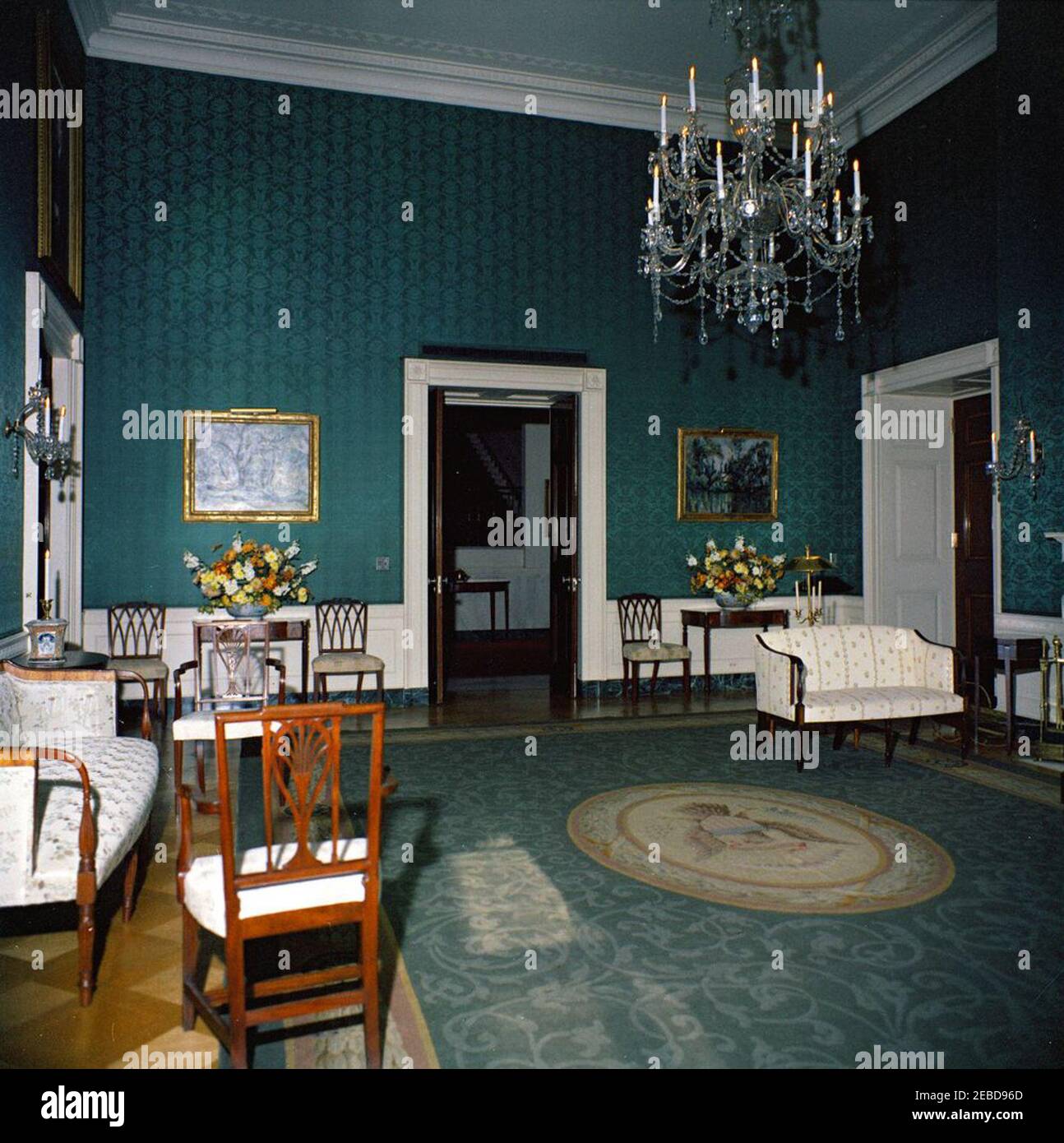 Mittagessen zu Ehren von Konrad Adenauer, Bundeskanzler der Bundesrepublik Deutschland, L:00pm. Blumenarrangements für ein Mittagessen zu Ehren von Konrad Adenauer, Bundeskanzler der Bundesrepublik Deutschland. Die Bilder über den Tischen sind u201cThe Wald,u201d ca. 1890-1892 (links von der Tür), und u201cHouse an der Marne,u201d ca. 1880-1890 (rechts von der Tür), beide von Paul Cu00e9zanne. Green Room, White House, Washington, D.C. Stockfoto