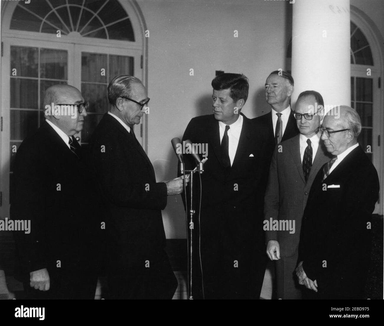 Besuch der Mitglieder der Nationalen Konferenz der Christen und Juden, 4:10pm. Präsident John F. Kennedy sieht zu, wie Dr. Lewis Webster Jones, Präsident der Nationalen Konferenz der Christen (NCCJ) und Juden, Bemerkungen an Mitglieder des NCCJ hält. (L-R) Albert M. Greenfield, ehemaliger nationaler Vizepräsident; Dr. Jones; Präsident Kennedy; James F. Twohy, Co-Chairman Emeritus; Carrol M. Shanks, nationaler Co-Chairman; Lewis L. Strauss, nationaler Co-Chairman. Rose Garden, White House, Washington, D.C. Stockfoto