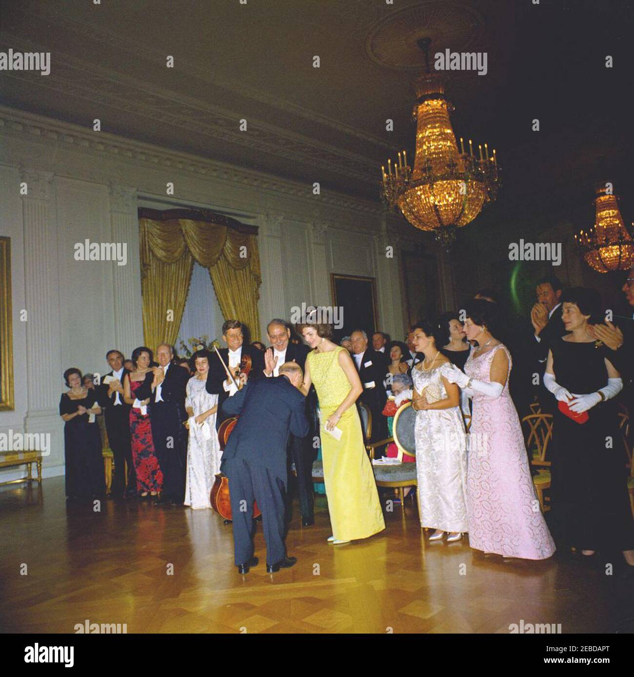 Abendessen zu Ehren des Gouverneurs Luis Muu00f1oz Maru00edn von Puerto Rico, 8:00pm Uhr. Der Cellist Pablo Casals verbeugt sich vor First Lady Jacqueline Kennedy. (L-R) Ruth Ribicoff; Abraham Ribicoff, Secretary of Health, Education, and Welfare; Mary Louise Day; Postmaster General J. Edward Day; Inu00e9s Mendoza de Muu00f1oz; Präsident John F. Kennedy; Gouverneur von Puerto Rico Luis Muu00f1oz Maru00edn; Mr. Casals; First Lady Jacqueline Kennedy; Marta Casals; Rose Kennedy; Vertreter Adam Clayton Powell aus New York (zweite Reihe); Dorothy Goldberg; Arbeitsminister Arthur Goldberg. Ostzimmer, Weißes Haus, Waschküche Stockfoto
