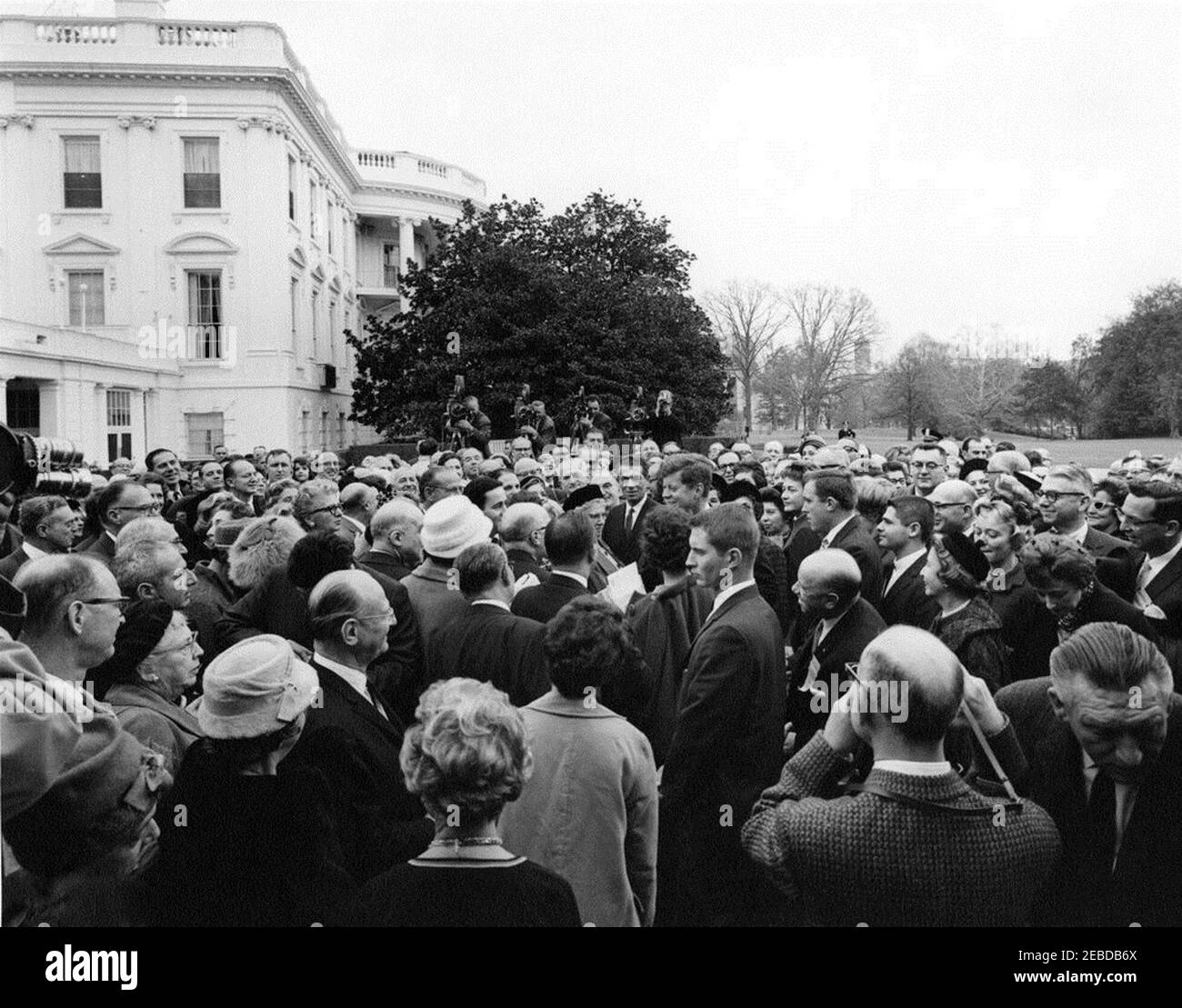 Besuch des Kuratoriums, Union of American Hebrew Congregations, 12:00pm Uhr. Präsident John F. Kennedy begrüßt die Mitglieder des Kuratoriums für die Union der Amerikanischen Hebräischen Kongregationen. White House Secret Service Agent Toby Chandler steht im Vordergrund. Rose Garden, White House, Washington, D.C. Stockfoto