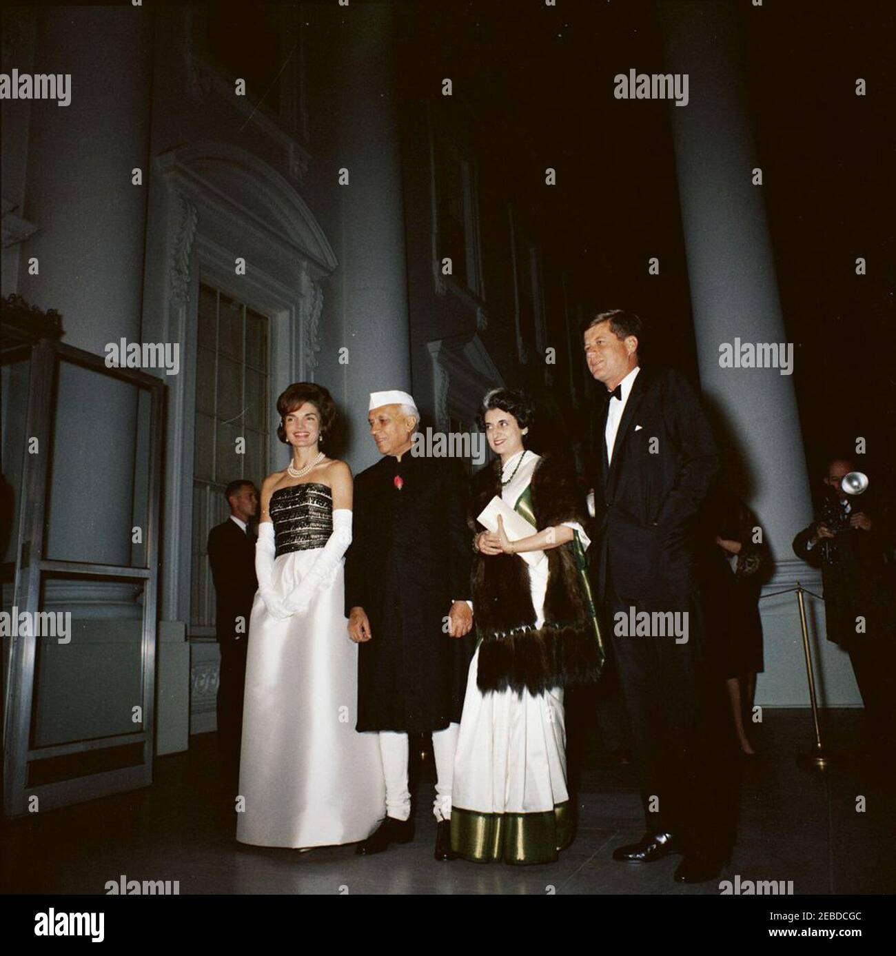 Abendessen zu Ehren von Jawaharlal Nehru, Premierminister von Indien, 8:00pm Uhr. Bei einem Abendessen zu Ehren des indischen Premierministers Jawaharlal Nehru posieren Präsident John F. Kennedy und Gäste im North Portico, White House, Washington, D.C. (L-R) First Lady Jacqueline Kennedy; Premierminister Nehru; die Prime Ministeru2019s-Tochter Indira Ghandi; Präsident Kennedy. Stockfoto