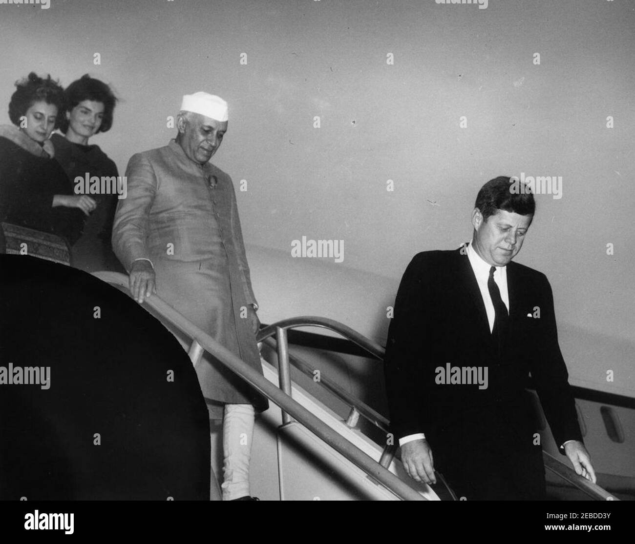 Ankunftszeremonie für Jawaharlal Nehru, Premierminister von Indien, 4:20pm Uhr. Präsident John F. Kennedy steigt die Treppe der Air Force One während der Ankunftszeremonien für Premierminister von Indien Jawaharlal Nehru herab. Premierminister Nehru, seine Tochter Indira Gandhi und First Lady Jacqueline Kennedy folgen. Andrews Air Force Base, Maryland. Stockfoto