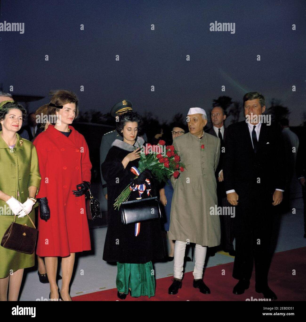 Ankunftszeremonie für Jawaharlal Nehru, Premierminister von Indien, 4:20pm Uhr. Ankunftszeremonien für Premierminister von Indien Jawaharlal Nehru. (L-R) Lady Bird Johnson, First Lady Jacqueline Kennedy, Indira Gandhi, Premierminister Nehru, Chef des State Department of Protocol Angier Biddle Duke (hinter und rechts von Premierminister Nehru), Präsident John F. Kennedy. Andrews Air Force Base, Maryland. Stockfoto