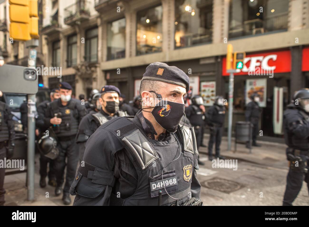 Polizisten, die verhindern, dass sich Gegenprotestierende der Jusapol-Demonstration nähern.die spanische Vereinigung, die aus Agenten des Nationalen Polizeikorps und der Zivilgarde, Jusapol (Police Salary Justice), besteht. Hat protestiert und behauptet, die Regierung habe die Polizei in Katalonien aufgegeben und sie fordern die Regierung auf, Katalonien zu einem Sondergebiet der Sicherheit zu erklären. An der Veranstaltung nahm Ignacio Garriga Teil, Kandidat der spanischen rechtsextremen Partei Vox für die Präsidentschaft der Generalitat von Katalonien. Antifaschistische Gruppen, die gegen demonstrierten, wurden von der Polizei von approac verhindert Stockfoto