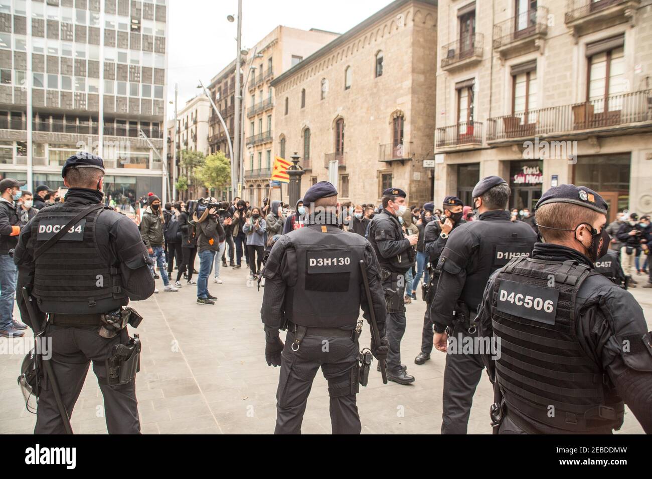 Polizisten, die verhindern, dass sich Gegenprotestierende der Jusapol-Demonstration nähern.die spanische Vereinigung, die aus Agenten des Nationalen Polizeikorps und der Zivilgarde, Jusapol (Police Salary Justice), besteht. Hat protestiert und behauptet, die Regierung habe die Polizei in Katalonien aufgegeben und sie fordern die Regierung auf, Katalonien zu einem Sondergebiet der Sicherheit zu erklären. An der Veranstaltung nahm Ignacio Garriga Teil, Kandidat der spanischen rechtsextremen Partei Vox für die Präsidentschaft der Generalitat von Katalonien. Antifaschistische Gruppen, die gegen demonstrierten, wurden von der Polizei von approac verhindert Stockfoto