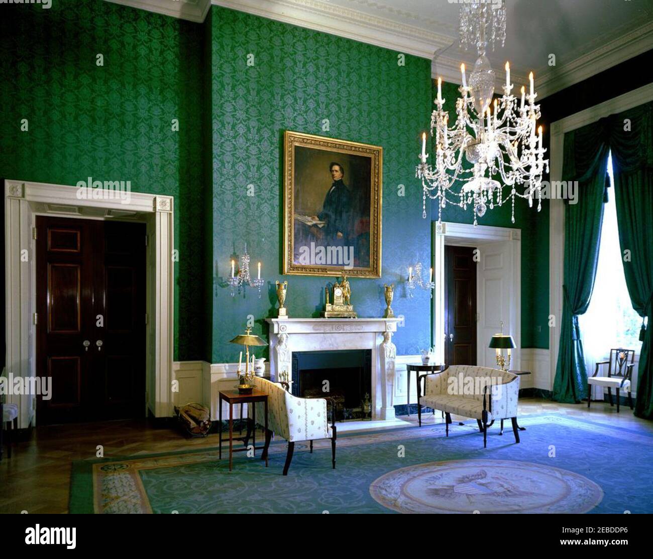 White House Zimmer: Blau, Grün, Rot Zimmer. Green Room. Über dem Kamin hängt ein Porträt von Präsident Franklin Pierce, das George P. A. Healy 1858 gemalt hat. White House, Washington, D.C. Stockfoto