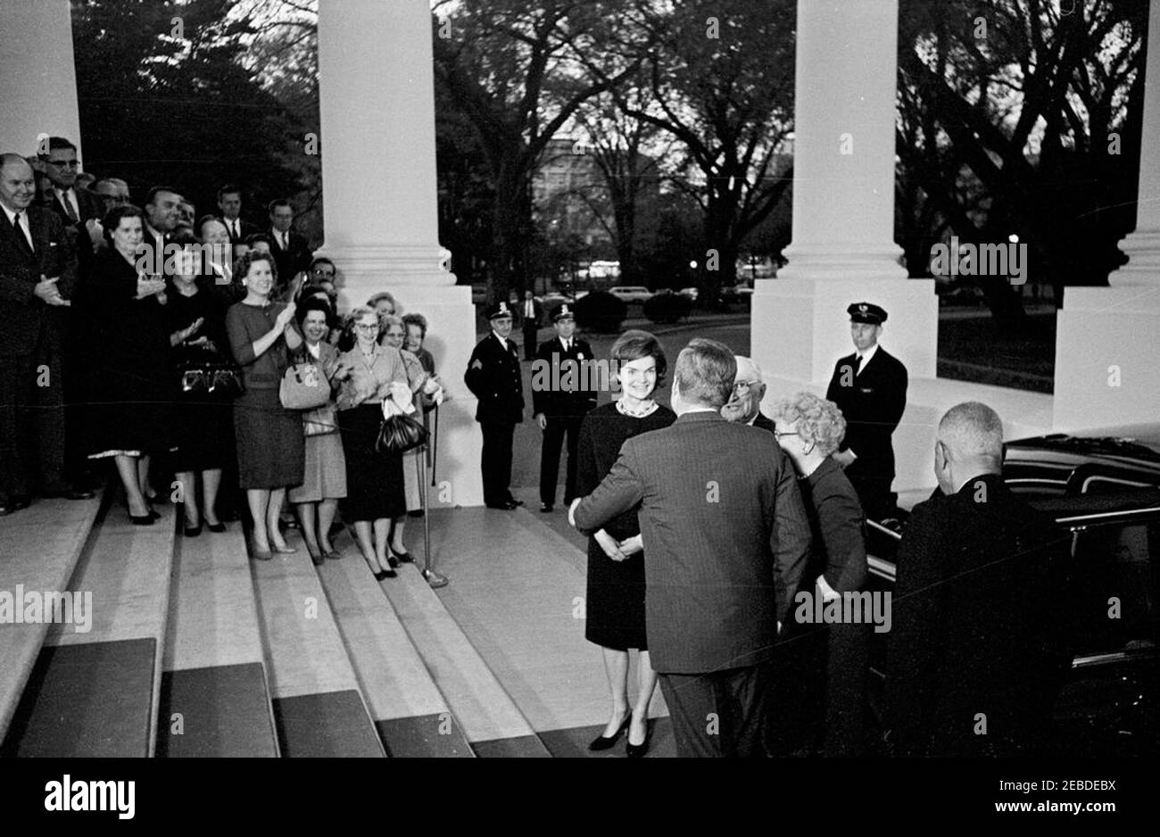 Abendessen zu Ehren des ehemaligen Präsidenten Harry S. Truman (HST), 8:00pm Uhr. Abendessen zu Ehren des ehemaligen Präsidenten Harry S. Truman. (L-R) First Lady Jacqueline Kennedy, Präsident John F. Kennedy, ehemaliger Präsident Truman und ehemalige First Lady Bess Truman. Alle anderen sind nicht identifiziert. North Portico, White House, Washington, D.C. Stockfoto