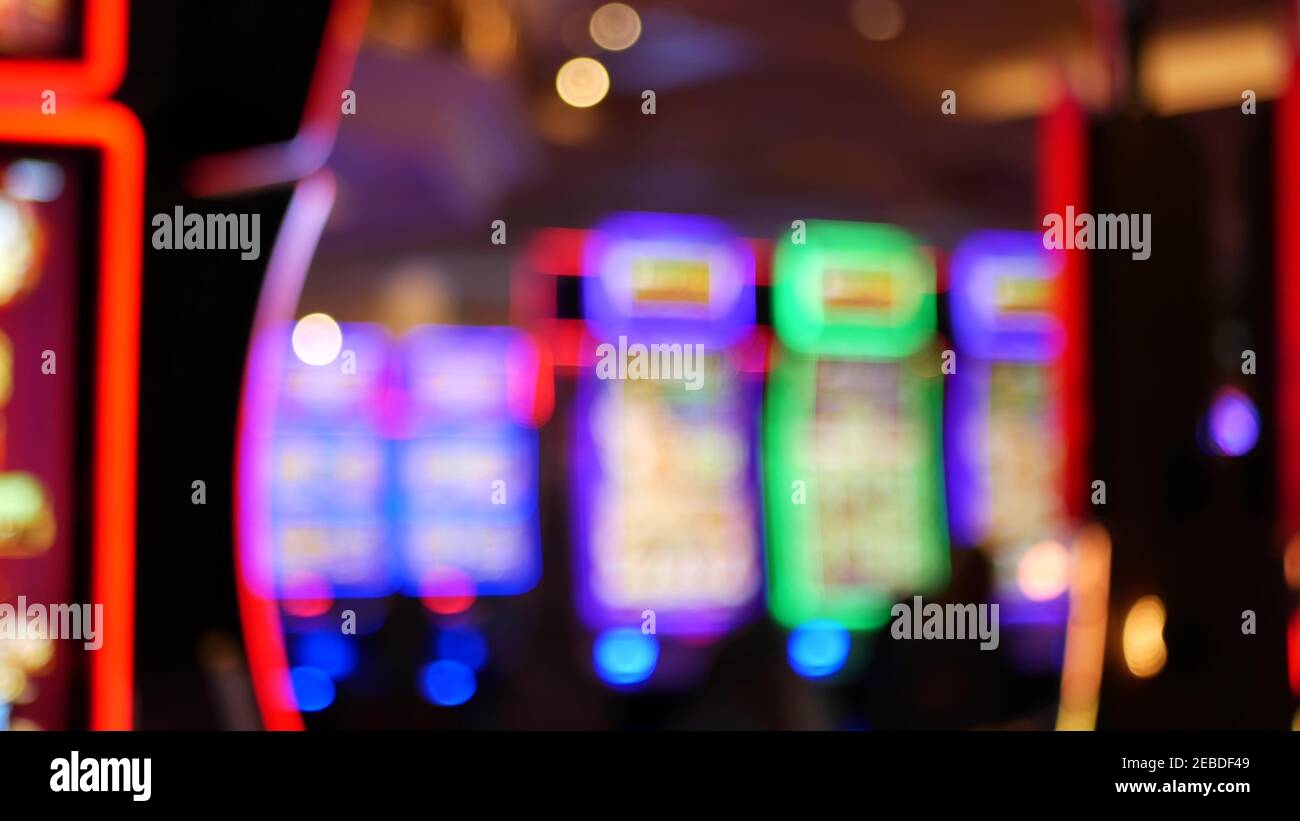 Unschärfe-Spielautomaten leuchten im Casino auf dem fabelhaften Las Vegas Strip, USA. Verschwommene Jackpot-Spielautomaten im Hotel in der Nähe der Fremont Street. Leuchtendes Neon Stockfoto