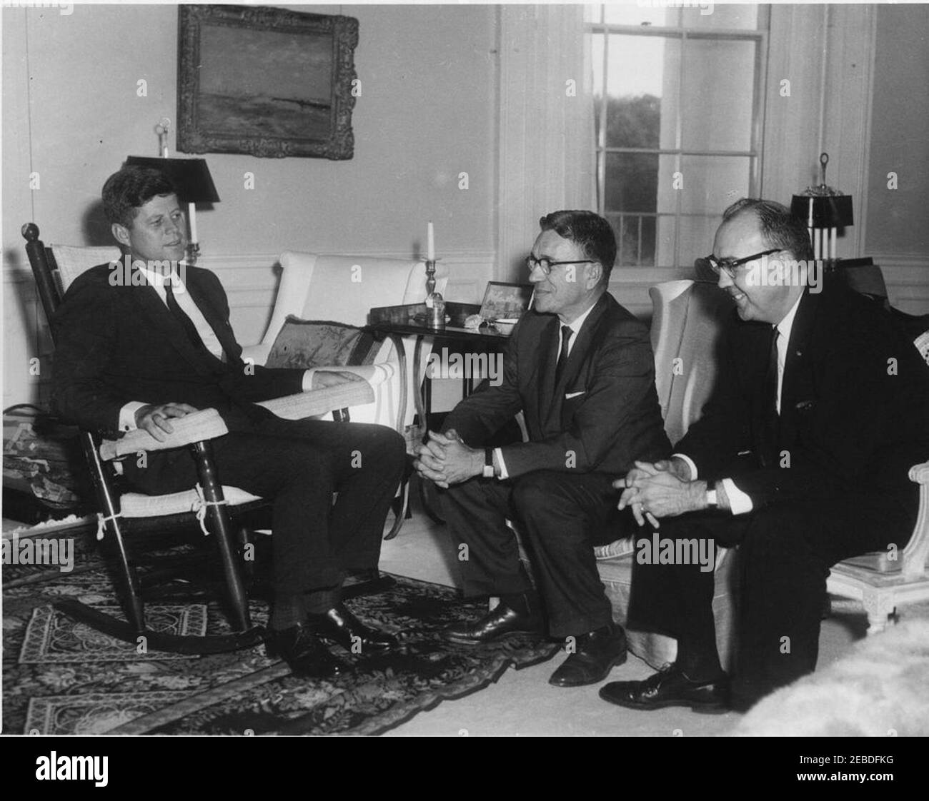 American Farm Bureau Federation (AFBF) Treffen mit Präsident Kennedy, 4:00 Uhr. Präsident John F. Kennedy trifft sich mit Charles B. Shuman, Präsident der American Farm Bureau Federation (AFBF). (L u2013 R): Präsident Kennedy (im Schaukelstuhl); Charles B. Shuman; Roger Fleming, AFBF-Schatzmeister. Yellow Oval Room, White House, Washington, D.C. Stockfoto