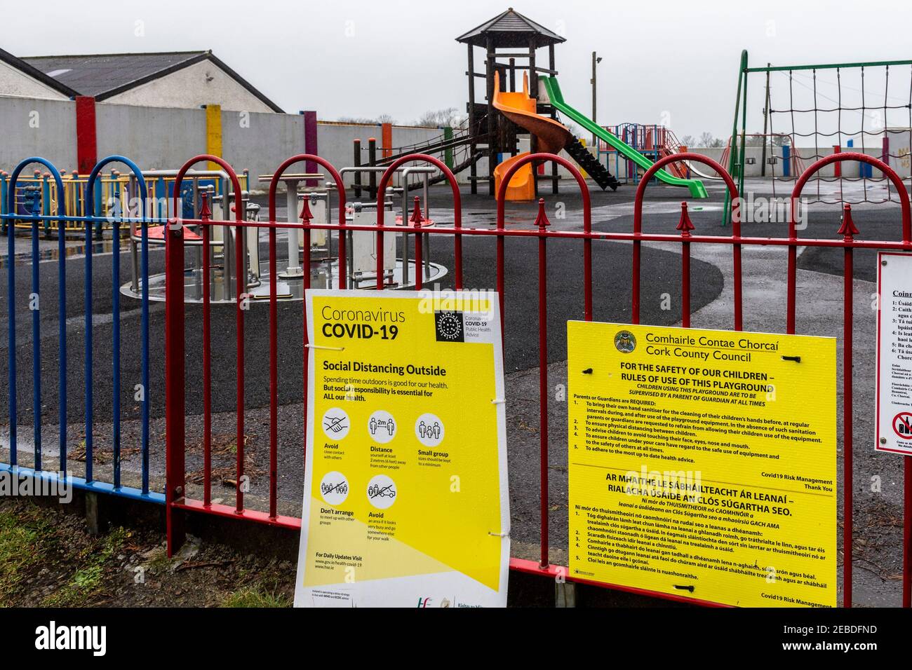 Bantry, West Cork, Irland. Februar 2021, 12th. Bantry Spielplatz zeigte COVID-19-Hinweisschilder heute, da das Land in Ebene 5 gesperrt bleibt, und wird es bis zum 5th. März frühestens tun. Quelle: AG News/Alamy Live News Stockfoto