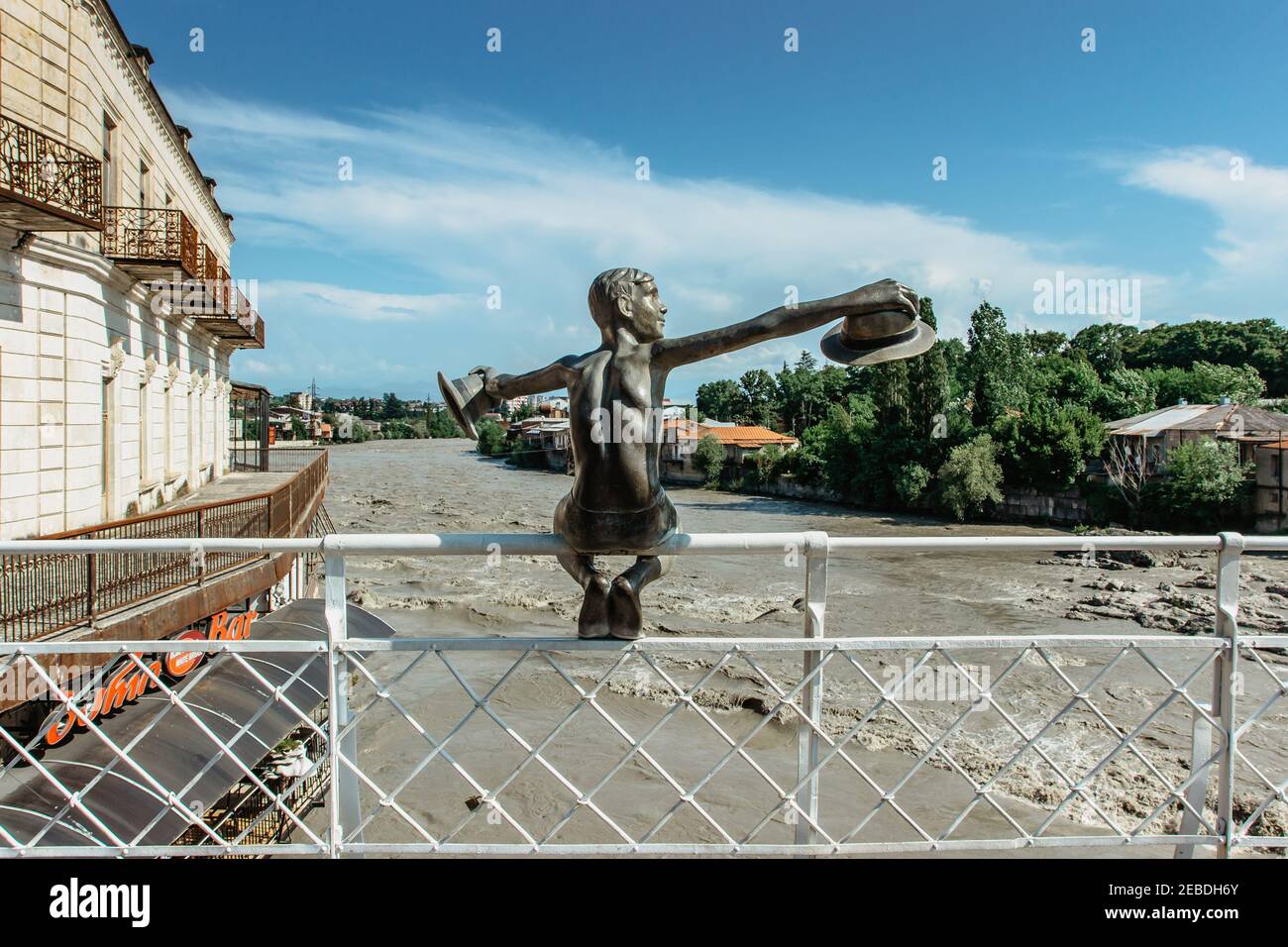 Kutaisi, Georgien - 8. Juni 2019. Bronzestatue des Jungen mit Hüten in den Händen auf der Weißen Brücke, Tetrikhidi, über den Fluss Rioni. Skulptur des glücklichen Jungen Stockfoto