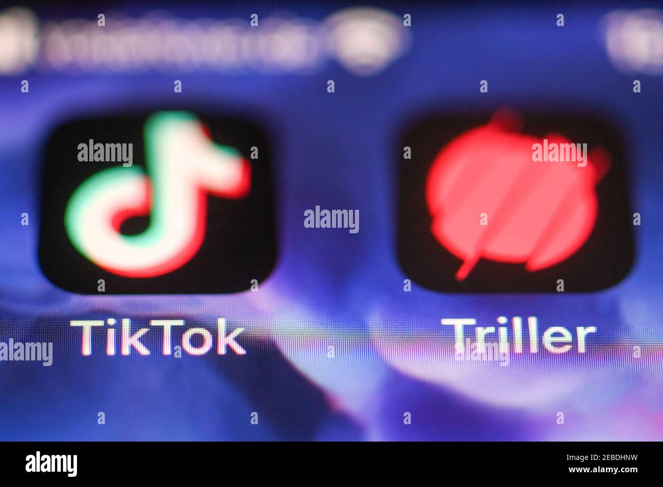 Berlin, Deutschland. Februar 2021, 08th. Die Apps der kurzen Videoportale TikTok und Triller sind auf einem Smartphone zu sehen. TikTok ist ein soziales Netzwerk und eine globale Video-Community für kurze mobile Videos. Der Video- und Social-Networking-Service Triller nennt sich selbst Musik- und Videomacher. Quelle: Jens Kalaene/dpa-Zentralbild/ZB/dpa/Alamy Live News Stockfoto