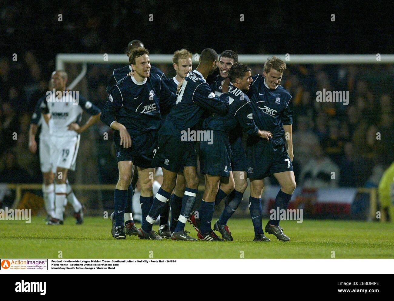 Fußball - Nationwide League Division Three - Southend United gegen Hull City - Roots Hall - 20/4/04 Kevin Maher - Southend United feiert sein Ziel Pflichtangabe: Action Images / Andrew Budd Stockfoto