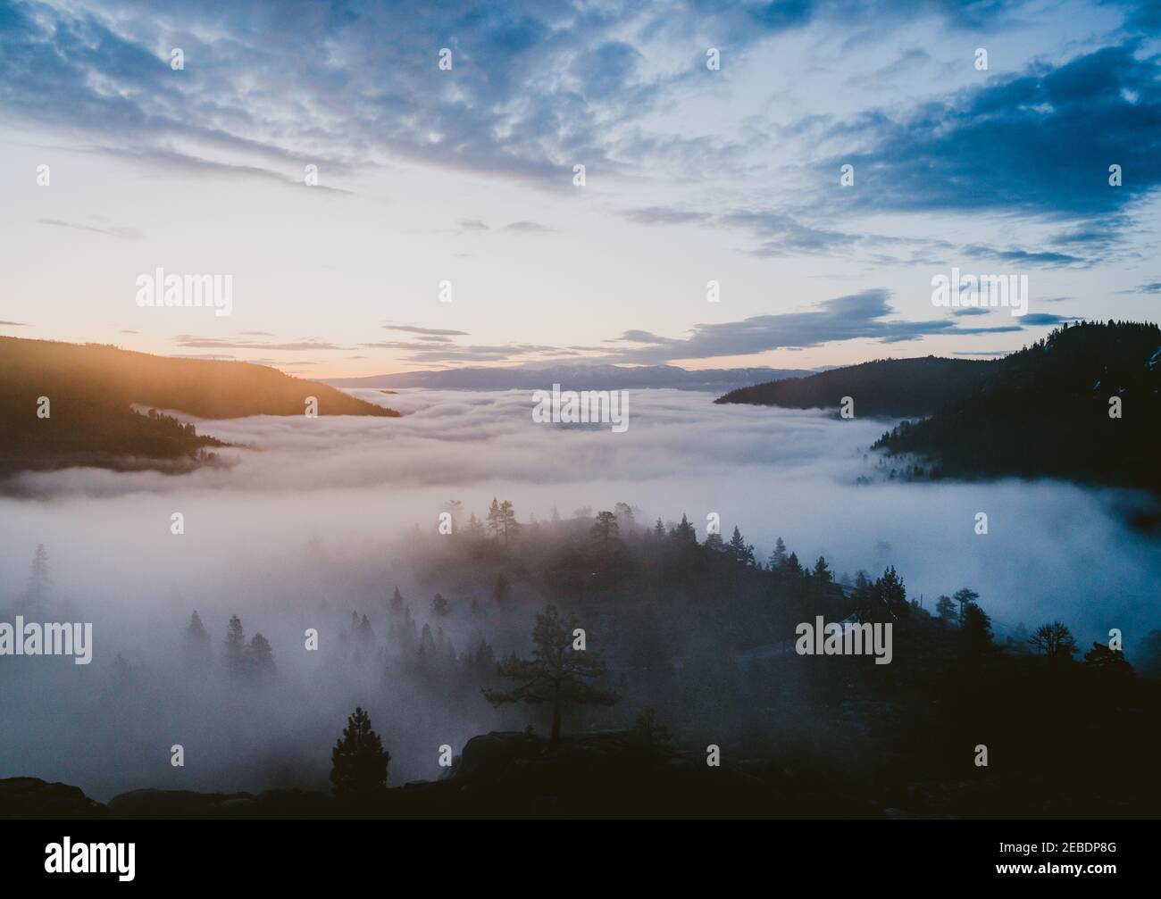 Sonnenaufgang am Donner Pass mit dem kühlen Morgennebel Zoll Stockfoto