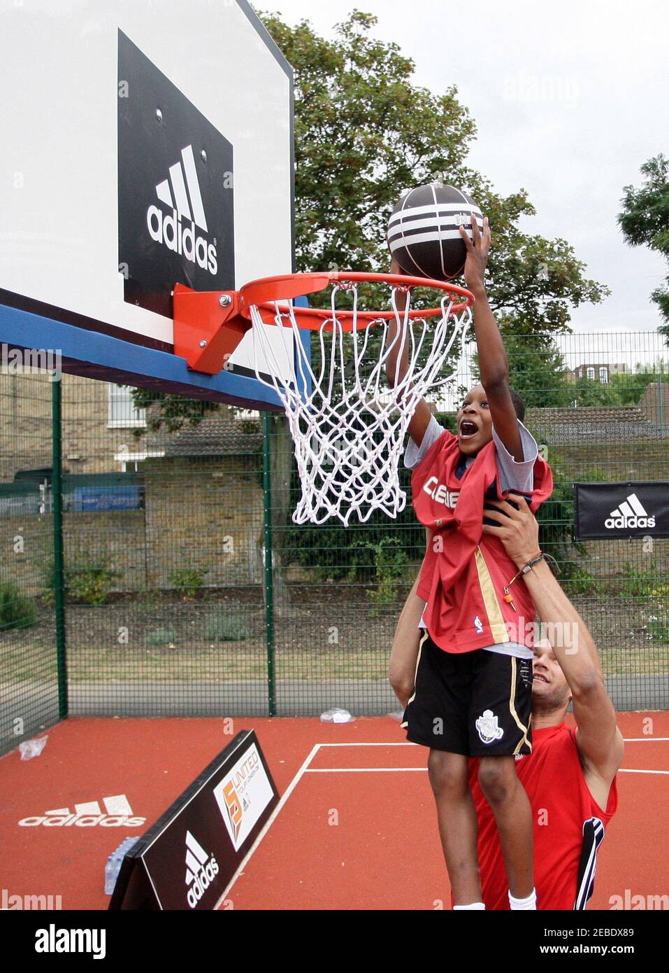 Basketball - Adidas NBA Event - Adidas Care Court, Larkhall Park, London -  11/9/09 Brook Lopez aus dem New Jersey Nets hilft Kemar Hawes aus dem  Peckham Pride Slam Dunk A Basket