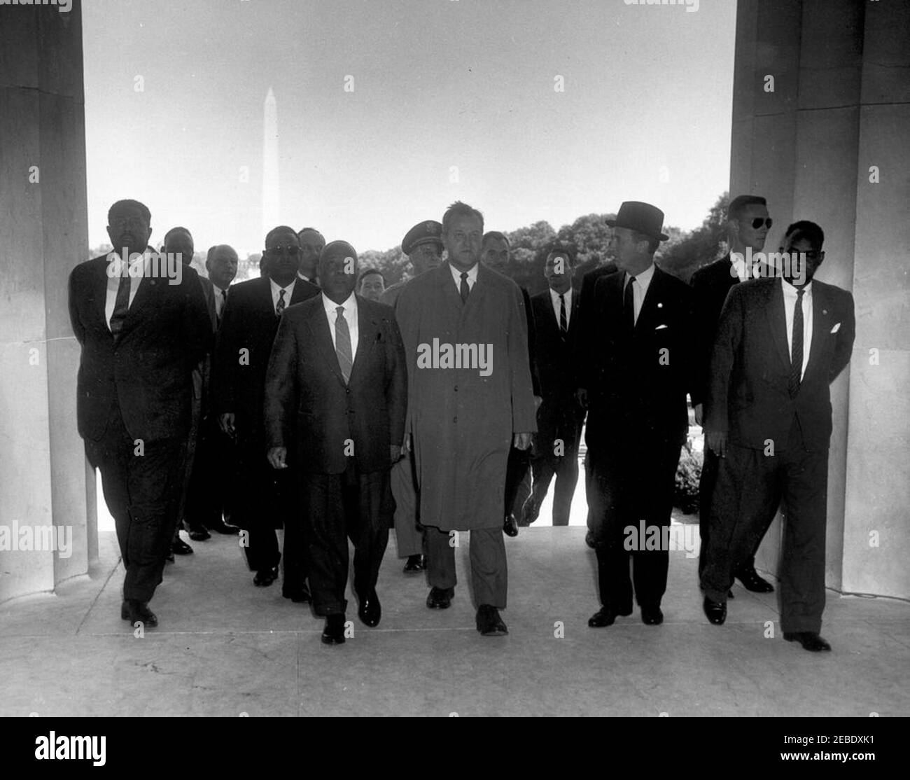 El Ferik Ibrahim Abboud, Präsident des Sudan, besucht das Lincoln Memorial. Präsident El Ferik Ibrahim Abboud aus dem Sudan besucht das Lincoln Memorial. Präsident Abboud (zweiter von links); Protokollchef Angier Biddle Duke (zweiter von rechts, mit Hut); andere nicht identifiziert. Lincoln Memorial, Washington, D.C. Stockfoto