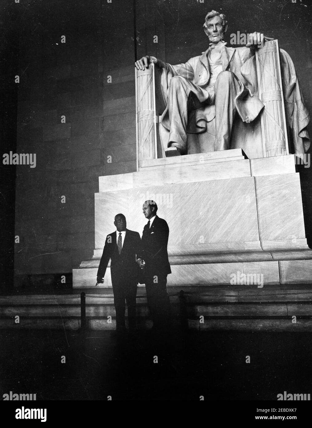 El Ferik Ibrahim Abboud, Präsident des Sudan, besucht das Lincoln Memorial. Präsident El Ferik Ibrahim Abboud aus dem Sudan besucht das Lincoln Memorial. Präsident Abboud; Protokollchef Angier Biddle Duke. Lincoln Memorial, Washington, D.C. Stockfoto