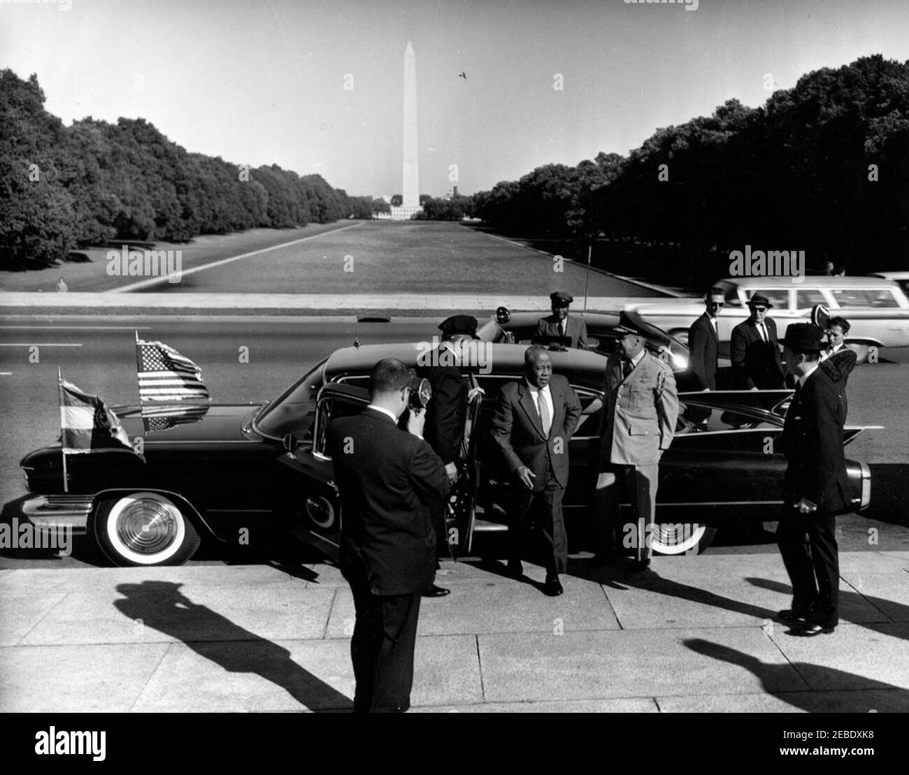 El Ferik Ibrahim Abboud, Präsident des Sudan, besucht das Lincoln Memorial. Präsident El Ferik Ibrahim Abboud aus dem Sudan besucht das Lincoln Memorial. Präsident Abboud (Mitte); Protokollchef Angier Biddle Duke (ganz rechts, mit Hut); andere nicht identifiziert. Washington Monument im Hintergrund. Lincoln Memorial, Washington, D.C. Stockfoto