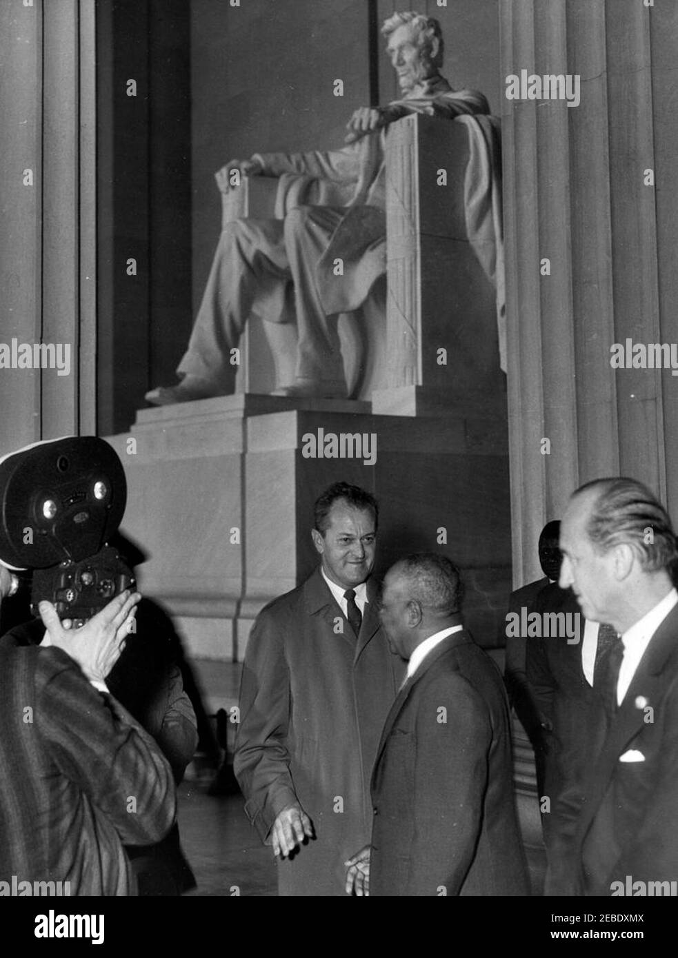 El Ferik Ibrahim Abboud, Präsident des Sudan, besucht das Lincoln Memorial. Präsident El Ferik Ibrahim Abboud aus dem Sudan besucht das Lincoln Memorial. Präsident Abboud (Mitte); Protokollchef Angier Biddle Duke (ganz rechts); andere nicht identifiziert. Lincoln Memorial, Washington, D.C. Stockfoto