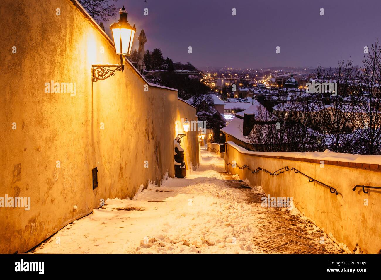 Alte Burgtreppe in der Nacht, Prag, Tschechische Republik.schöne spektakuläre Winterpanorama der Moldau und historischen Gebäuden.romantische Weg nach oben Stockfoto