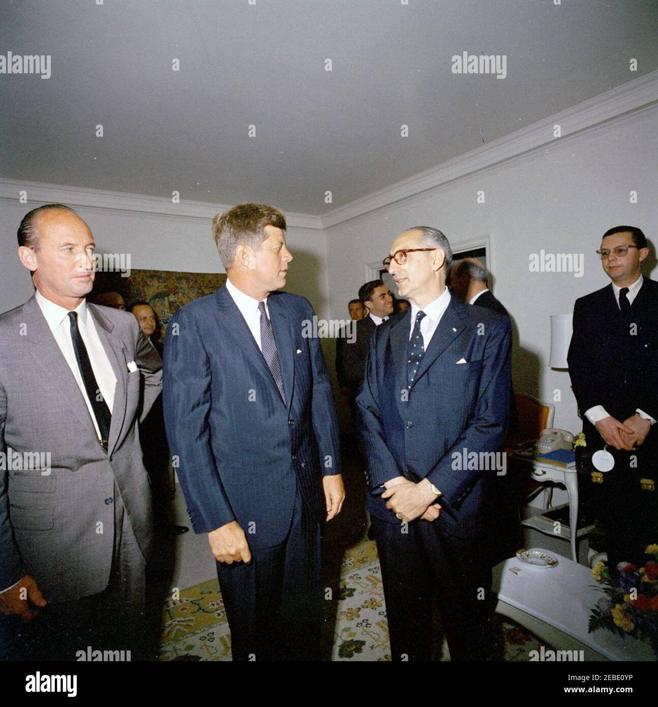 Reise nach New York City: Treffen mit Arturo Frondizi, Präsident von Argentinien, 8:45am Uhr. Präsident John F. Kennedy, Präsident Arturo Frondizi von Argentinien und andere nehmen an einer Frühstückstagung in der Suite Presidentu2019s im Carlyle Hotel, New York City, New York Teil. Der Chef des Protokolls der Vereinigten Staaten, Angier Biddle Duke, steht links von Präsident Kennedy. Im Hintergrund: Sonderassistent des Präsidenten, Richard N. Goodwin; Geheimagent des Weißen Hauses, Jerry Blaine. Stockfoto