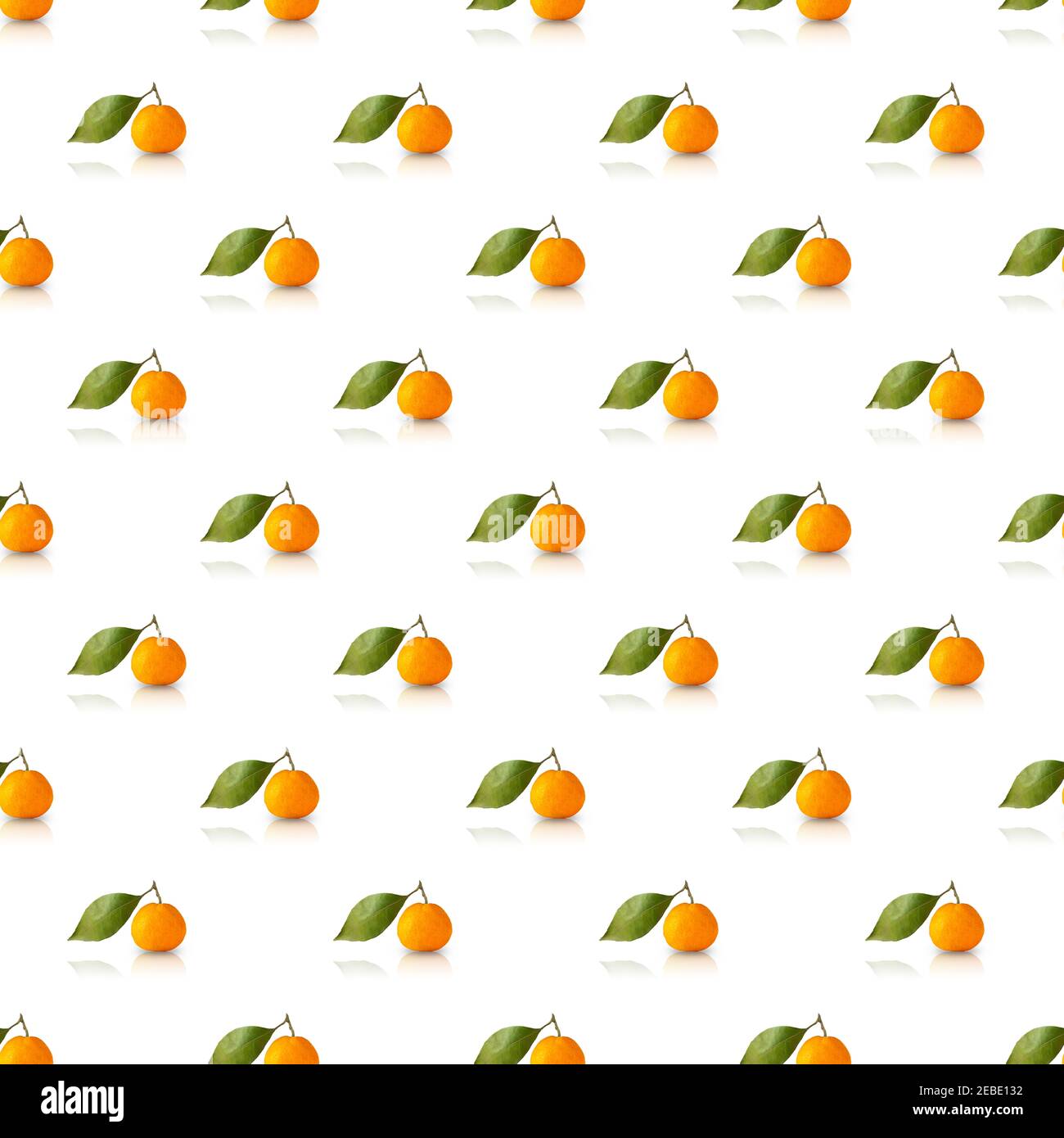 Tangerine nahtloses Muster mit grünen Blättern auf weißem Hintergrund. Minimales Sommerkonzept. Stockfoto