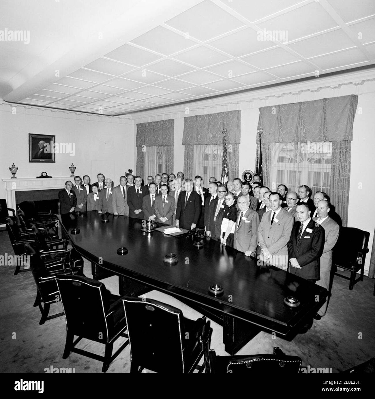 Treffen mit Redakteuren des Wirtschaftsmagazins, 5:25pm Uhr. Präsident John F. Kennedy trifft sich mit den Redakteuren des Wirtschaftsmagazins im Kabinettsaal des Weißen Hauses, Washington, D.C. Stockfoto