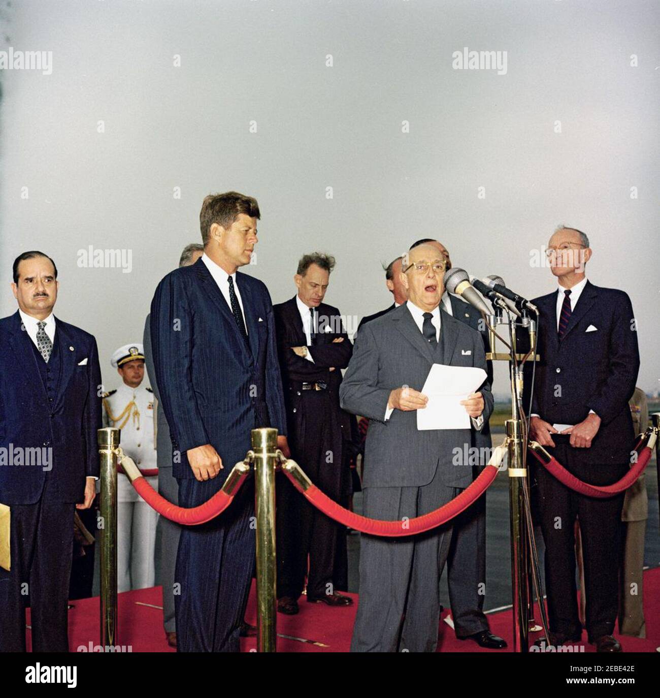 Ankunftszeremonie für Dr. Manuel Prado Ugarteche, Präsident von Peru 12:00pm Uhr. Präsident Dr. Manuel Prado Ugarteche aus Peru spricht bei der Ankunftszeremonie zu seinen Ehren im Military Air Transport Service Terminal, Washington National Airport, Arlington County, Virginia. (L-R) Luis Alvarado Garrido, Außenminister von Peru; Naval Aide an Präsident Kennedy Tazewell Shepard, Jr.; Präsident John F. Kennedy; US-Botschafter in Peru James Loeb; US-Chef des Protokolls Angier Biddle Duke (meist versteckt); Präsident Prado; Botschafter in den Vereinigten Staaten von Peru Fernando Stockfoto