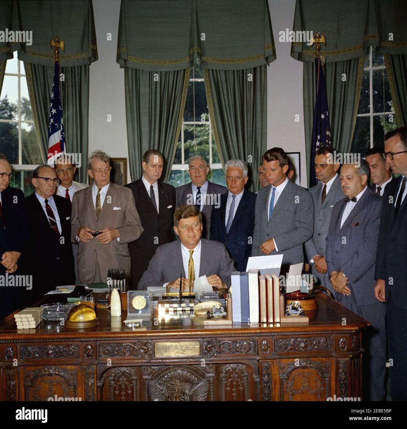Bill Signings u2013 S. 1653, S. 1656, S. 1657, Interstate Anti-Crime Acts, 11:00am. Präsident John F. Kennedy unterzeichnet S. 1656, S. 1657 und S. 1653 (Gesetze zur Bekämpfung der organisierten Kriminalität und Racketeering) in der Oval Office, White House, Washington, D.C. Blick auf (L-R): Nicht identifiziert; Senator John L. McClellan von Arkansas; Stellvertretender Generalstaatsanwalt, Byron White; Senator Everett Dirksen von Illinois; Senator Olin Johnston aus South Carolina; Senator Sam Ervin aus North Carolina; Senator Kenneth Keating aus New York; Leiter der Abteilung für organisierte Kriminalität im Justizministerium, Edwyn Silberling (Partia Stockfoto