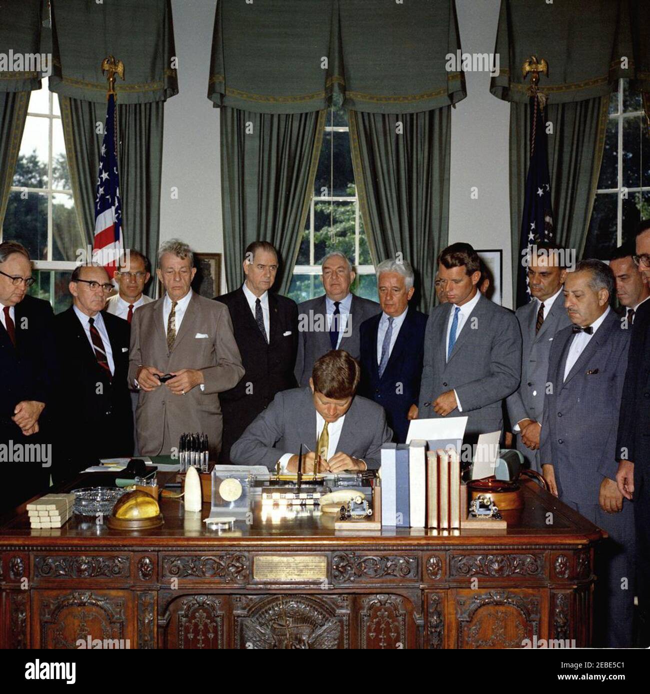 Bill Signings u2013 S. 1653, S. 1656, S. 1657, Interstate Anti-Crime Acts, 11:00am. Präsident John F. Kennedy unterzeichnet S. 1656, S. 1657 und S. 1653 (Gesetze zur Bekämpfung der organisierten Kriminalität und Racketeering) in der Oval Office, White House, Washington, D.C. Blick auf (L-R): Nicht identifiziert; Senator John L. McClellan von Arkansas; Stellvertretender Generalstaatsanwalt, Byron White; Senator Everett Dirksen von Illinois; Senator Olin Johnston aus South Carolina; Senator Sam Ervin aus North Carolina; Senator Kenneth Keating aus New York; Leiter der Abteilung für organisierte Kriminalität im Justizministerium, Edwyn Silberling (Partia Stockfoto