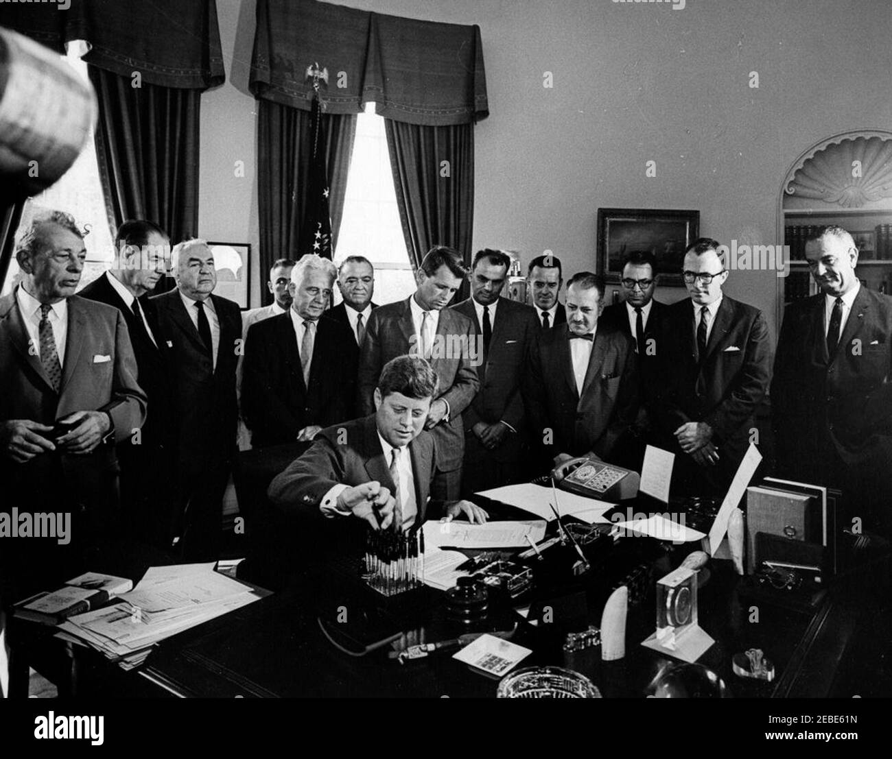 Bill Signings u2013 S. 1653, S. 1656, S. 1657, Interstate Anti-Crime Acts, 11:00am. Präsident John F. Kennedy unterzeichnet S. 1656, S. 1657 und S. 1653 (Gesetzentwürfe zur Bekämpfung der organisierten Kriminalität und Racketeering) im Oval Office, White House, Washington, D.C., mit Blick auf (L-R): Senator Everett Dirksen von Illinois; Senator Olin Johnston von South Carolina; Senator Sam Ervin von North Carolina; Chef der Abteilung für organisierte Kriminalität im Justizministerium, Edwyn Silberling (teilweise versteckt); Senator Kenneth Keating aus New York; Direktor des Federal Bureau of Investigation (FBI), J. Edgar Hoover; Attorn Stockfoto