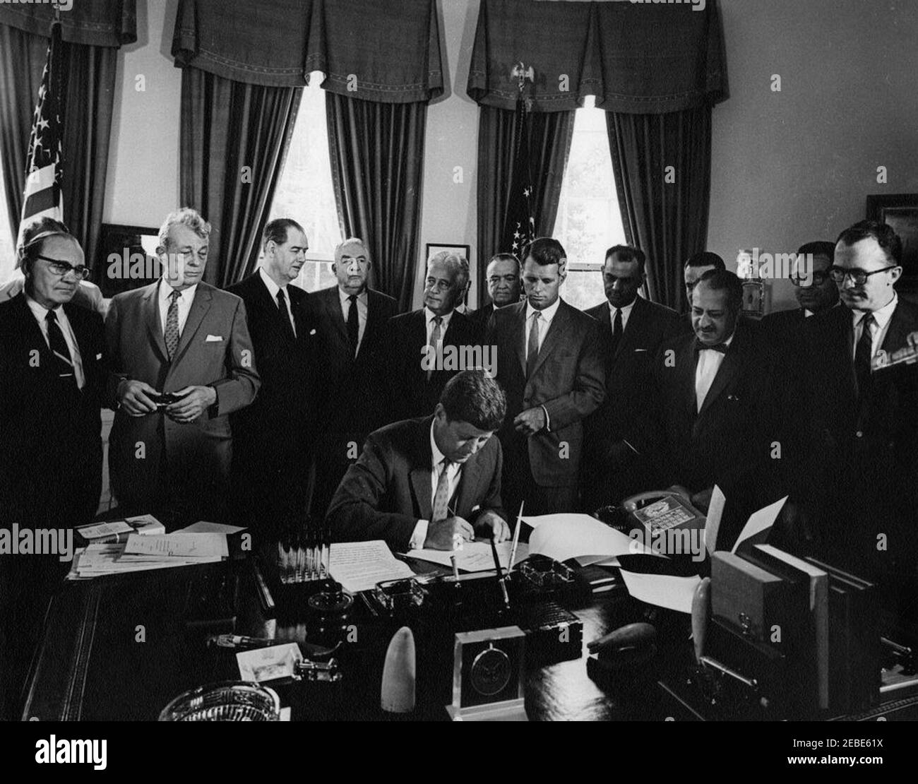 Bill Signings u2013 S. 1653, S. 1656, S. 1657, Interstate Anti-Crime Acts, 11:00am. Präsident John F. Kennedy unterzeichnet S. 1656, S. 1657 und S. 1653 (Gesetze zur Bekämpfung der organisierten Kriminalität und Racketeering) in der Oval Office, White House, Washington, D.C. Blick auf (L-R): Senator John L. McClellan von Arkansas; Senator Everett Dirksen von Illinois; Senator Olin Johnston von South Carolina; Senator Sam Ervin aus North Carolina; Senator Kenneth Keating aus New York; Direktor des Federal Bureau of Investigation (FBI), J. Edgar Hoover; Generalstaatsanwalt Robert F. Kennedy; Chef der Gesetzgebung und Specia Stockfoto