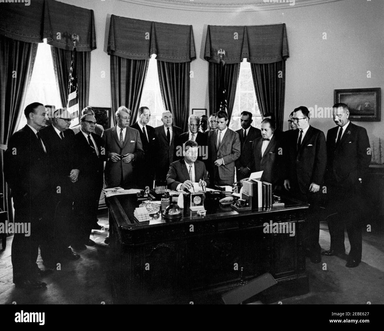 Bill Signings u2013 S. 1653, S. 1656, S. 1657, Interstate Anti-Crime Acts, 11:00am. Präsident John F. Kennedy unterzeichnet S. 1656, S. 1657 und S. 1653 (Gesetze zur Bekämpfung der organisierten Kriminalität und Racketeering) in der Oval Office, White House, Washington, D.C. Blick auf (L-R): Senator Mike Mansfield von Montana; nicht identifiziert; Senator John L. McClellan von Arkansas; Senator Everett Dirksen von Illinois; Senator Olin Johnston aus South Carolina; Senator Sam Ervin aus North Carolina; Senator Kenneth Keating aus New York; Leiter der Abteilung für organisierte Kriminalität im Justizministerium, Edwyn Silberling (hinten); Stockfoto