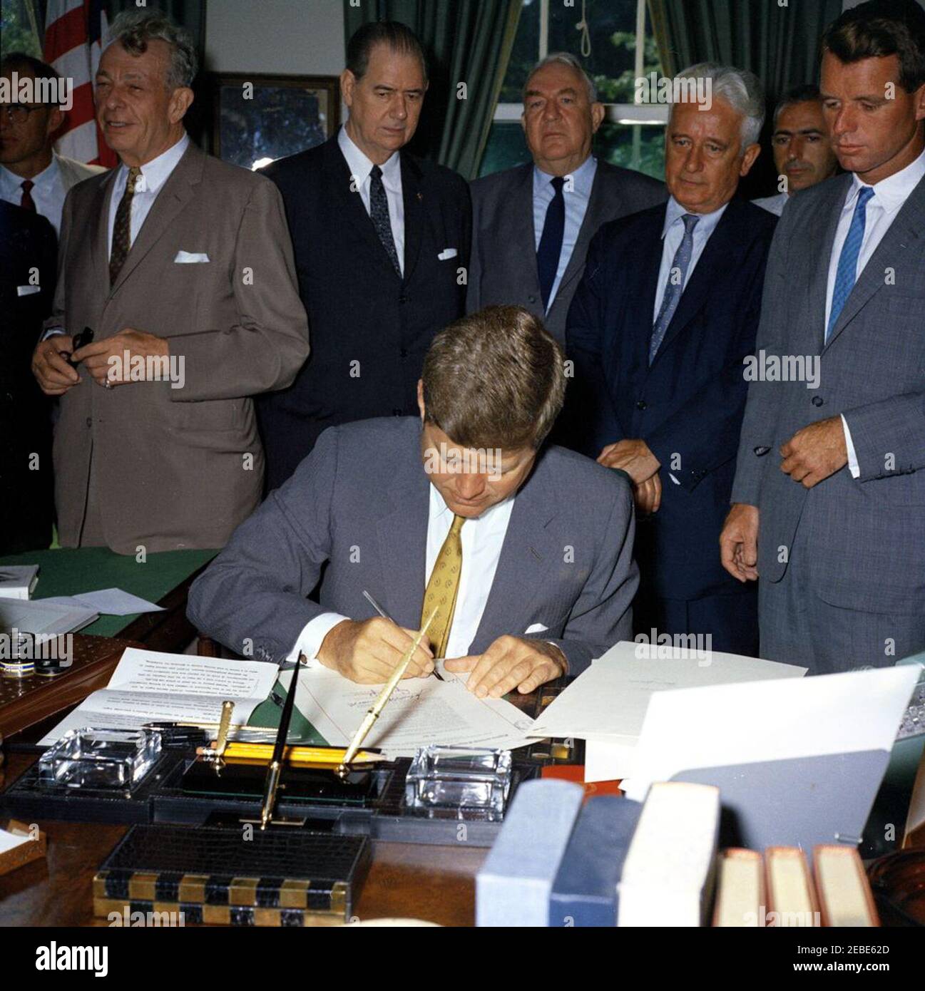 Bill Signings u2013 S. 1653, S. 1656, S. 1657, Interstate Anti-Crime Acts, 11:00am. Präsident John F. Kennedy unterzeichnet S. 1656, S. 1657 und S. 1653 (Gesetze zur Bekämpfung der organisierten Kriminalität und Racketeering) im Oval Office, White House, Washington, D.C., mit Blick auf (L-R): Stellvertretender Generalstaatsanwalt Byron White (teilweise aus dem Rahmen); Senator Everett Dirksen von Illinois; Senator Olin Johnston von South Carolina; Senator Sam Ervin aus North Carolina; Senator Kenneth Keating aus New York; Leiter der Abteilung für organisierte Kriminalität im Justizministerium, Edwyn Silberling; Generalstaatsanwalt Robert F. Kennedy. Stockfoto