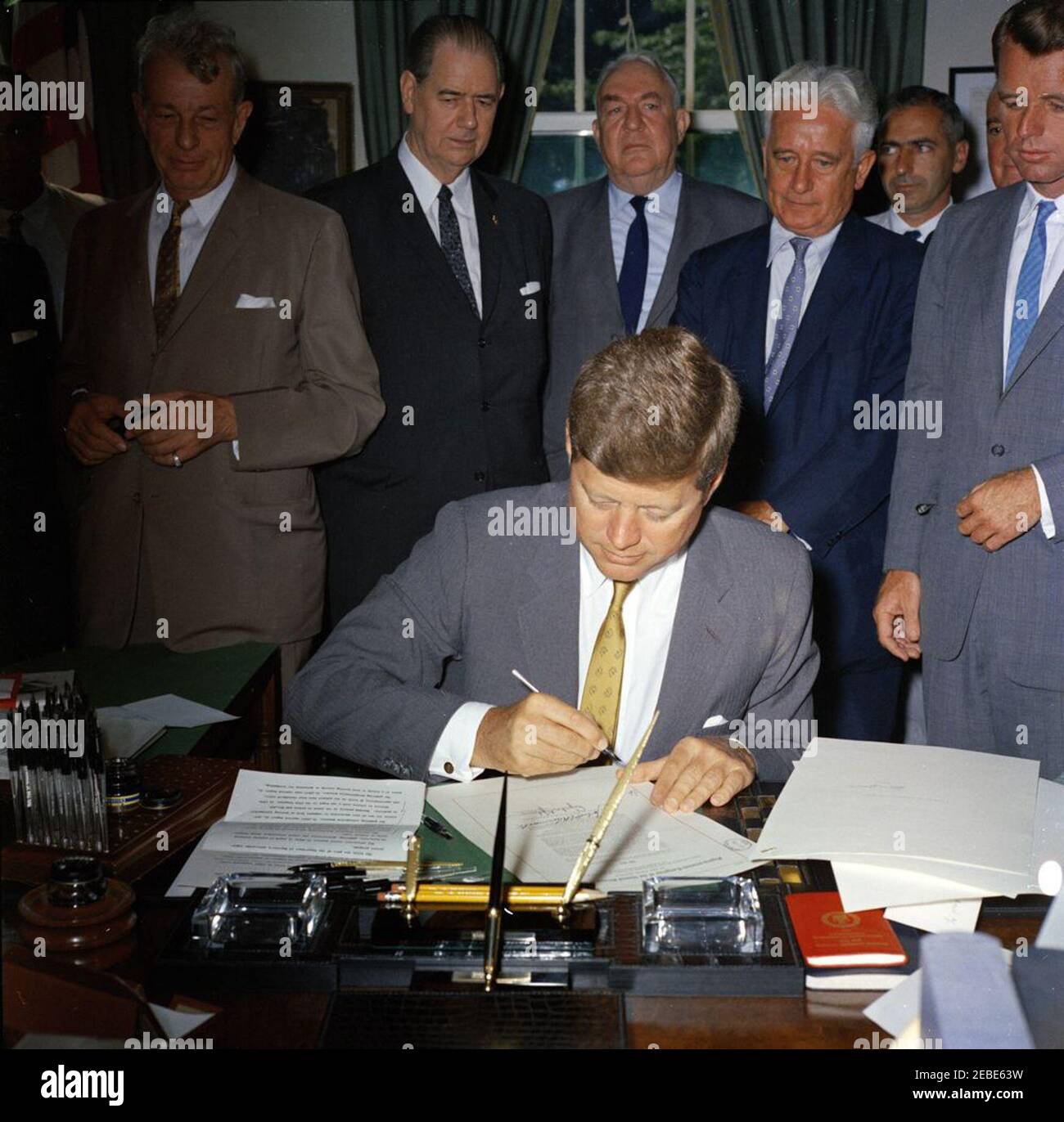 Bill Signings u2013 S. 1653, S. 1656, S. 1657, Interstate Anti-Crime Acts, 11:00am. Präsident John F. Kennedy unterzeichnet S. 1656, S. 1657 und S. 1653 (Gesetzentwürfe zur Bekämpfung der organisierten Kriminalität und Racketeering) im Oval Office, White House, Washington, D.C., mit Blick auf (L-R): Senator Everett Dirksen von Illinois; Senator Olin Johnston von South Carolina; Senator Sam Ervin von North Carolina; Senator Kenneth Keating aus New York; Chef der Abteilung für organisierte Kriminalität im Justizministerium, Edwyn Silberling; Direktor des Federal Bureau of Investigation (FBI), J. Edgar Hoover (meist versteckt); Rechtsanwalt Stockfoto