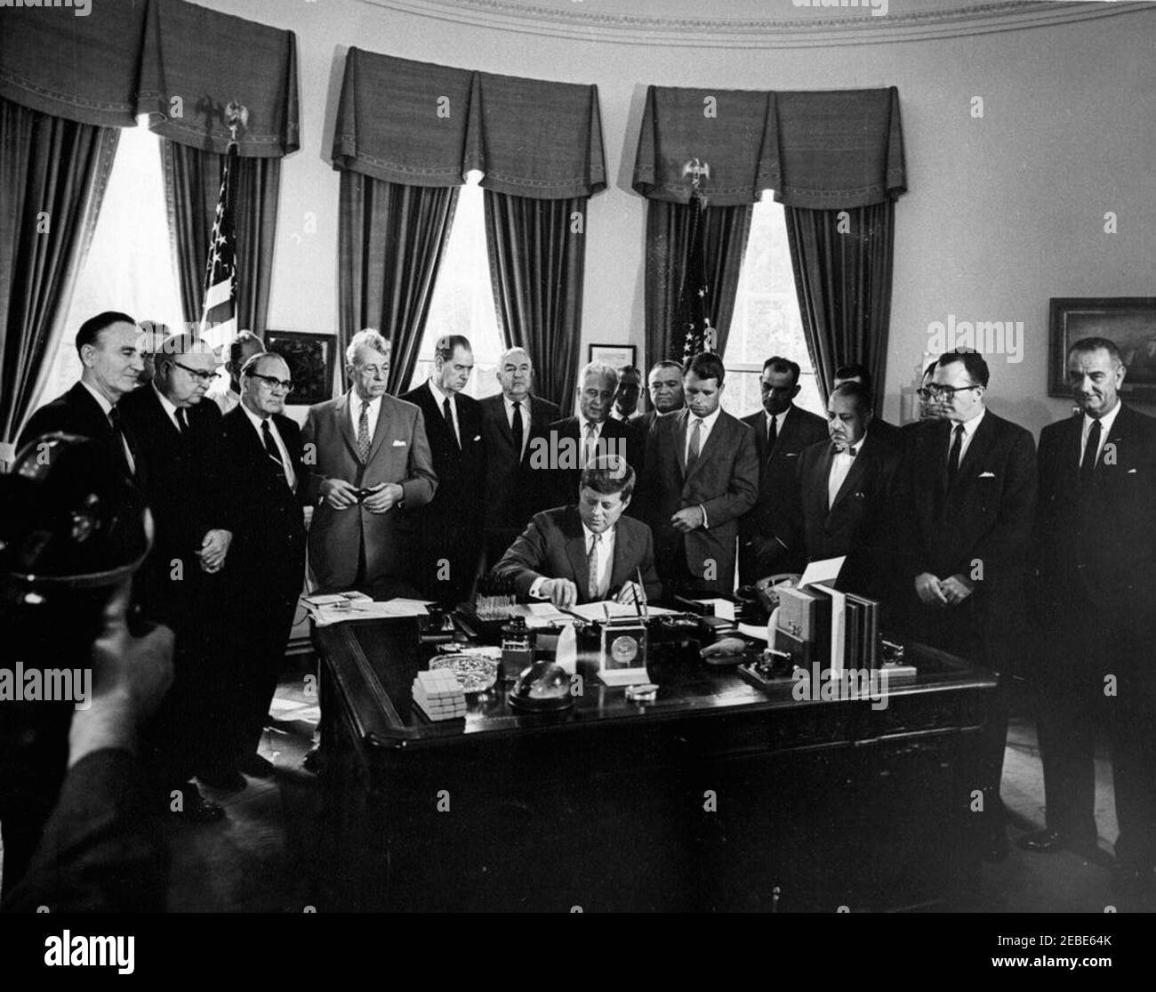 Bill Signings u2013 S. 1653, S. 1656, S. 1657, Interstate Anti-Crime Acts, 11:00am. Präsident John F. Kennedy unterzeichnet S. 1656, S. 1657 und S. 1653 (Gesetze zur Bekämpfung der organisierten Kriminalität und Racketeering) in der Oval Office, White House, Washington, D.C. Blick auf (L-R): Senator Mike Mansfield von Montana; nicht identifiziert; Senator John L. McClellan von Arkansas; Senator Everett Dirksen von Illinois; Senator Olin Johnston aus South Carolina; Senator Sam Ervin aus North Carolina; Senator Kenneth Keating aus New York; Leiter der Abteilung für organisierte Kriminalität im Justizministerium, Edwyn Silberling (hinten); Stockfoto