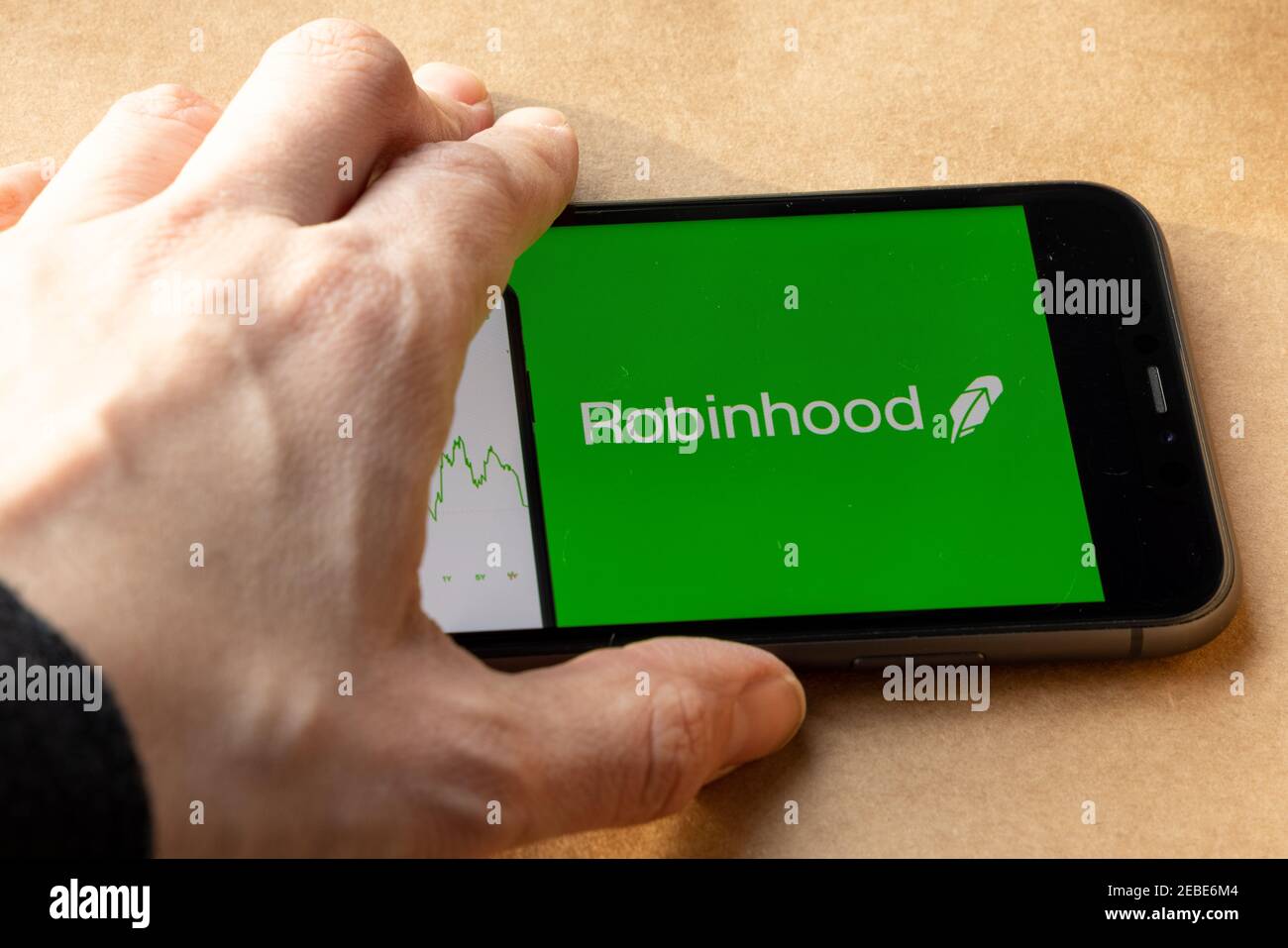 Robinhood auf iPhone Display auf braunem Öko Papier. Robinhood ist eine Free-Trading-App ohne Gebühren zu bezahlen. Robinhood Stockfoto