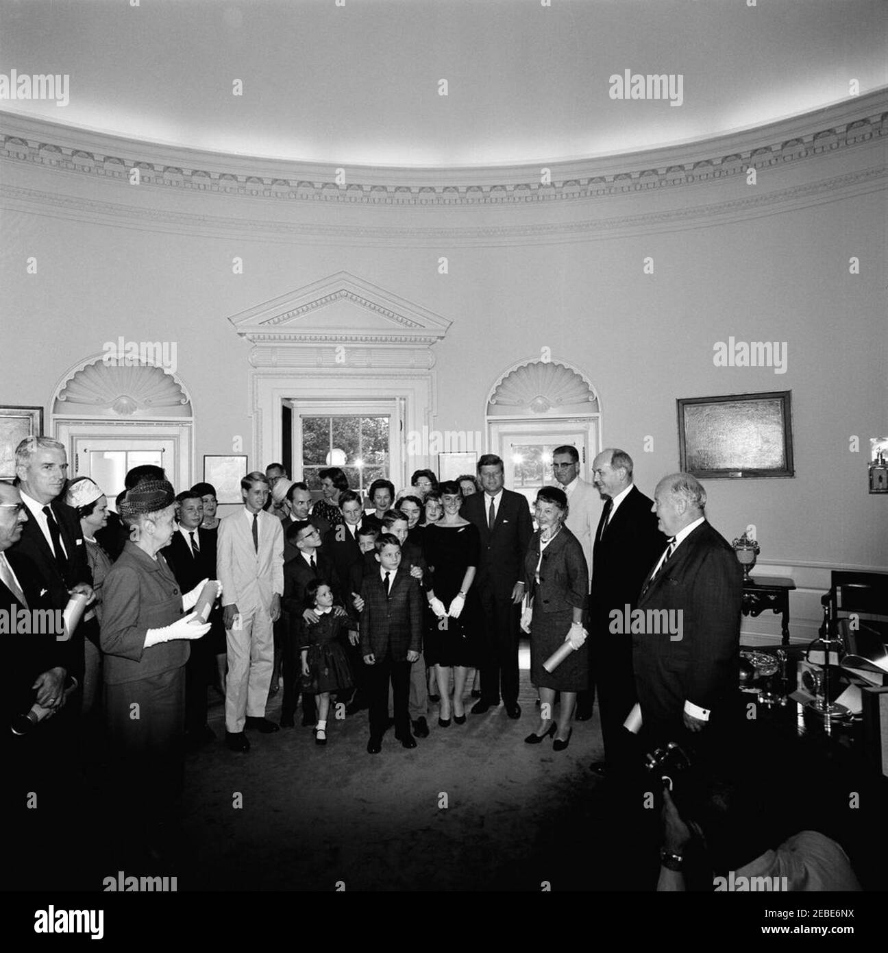 Vereidigung, US-Delegation bei den Vereinten Nationen (UN), 10:31am Uhr. Präsident John F. Kennedy nimmt an einer Vereidigung der Vertreter und Stellvertreter der Delegation der Vereinigten Staaten bei der Generalversammlung der Vereinten Nationen (UN) Teil. Darunter: Clifton R. Wharton, Sr., Botschafter der Vereinigten Staaten in Norwegen; Jonathan Brewster Bingham, Vertreter der USA beim UN-Treuhandrat; Vertreter der Marguerite Stitt Church of Illinois; Charles W. Yost, stellvertretender Vertreter beim UN-Sicherheitsrat; Vertreter Omar Burleson aus Texas; Assistent der UN-Delegation, Stockfoto