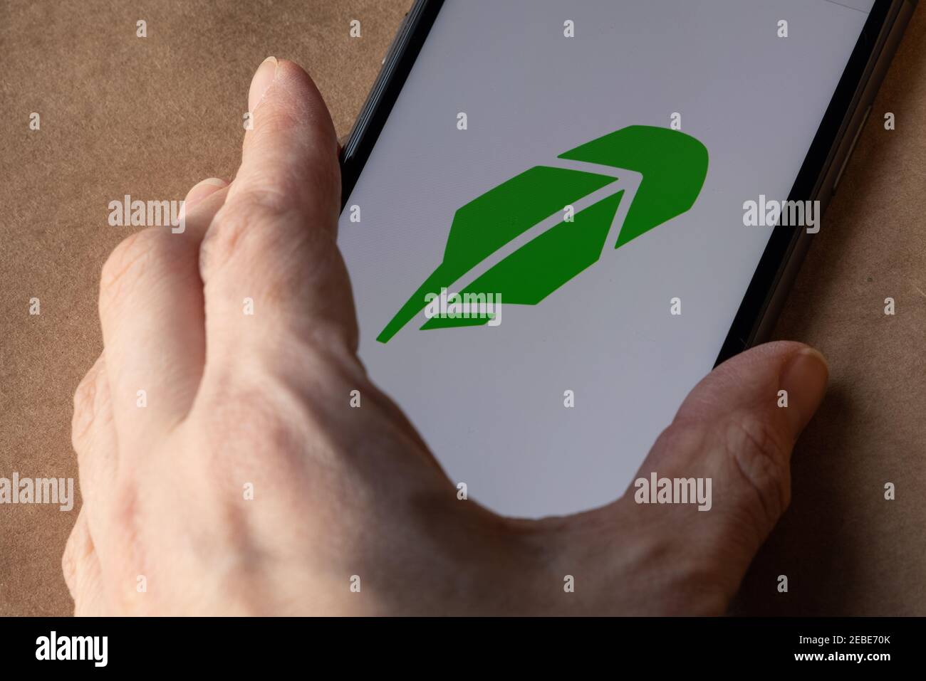 Robinhood auf iPhone Display auf braunem Öko Papier. Robinhood ist eine Free-Trading-App ohne Gebühren zu bezahlen. Robinhood Stockfoto