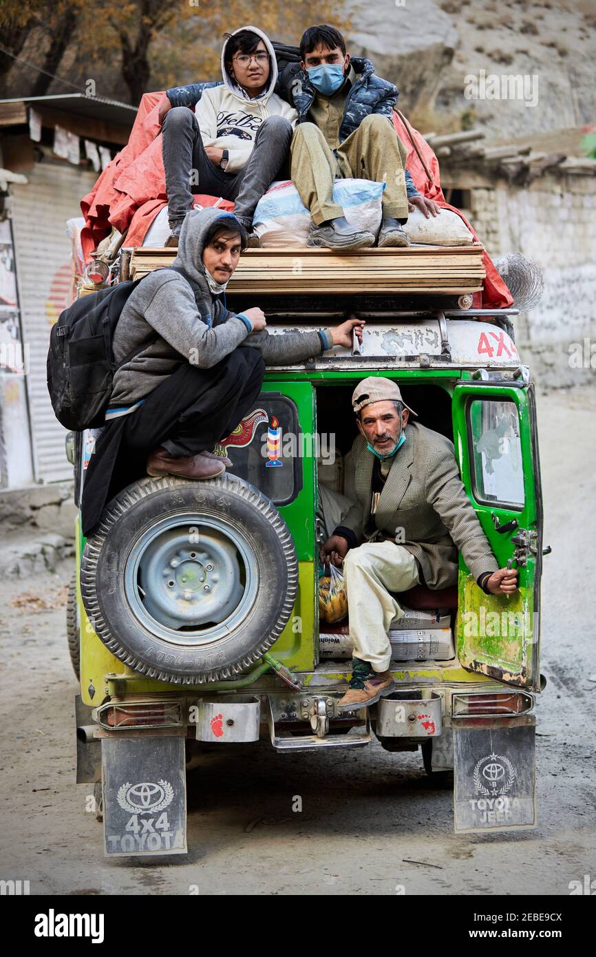 Ein überlasteter öffentlicher Verkehr in Skardu, Karakorum Stockfoto