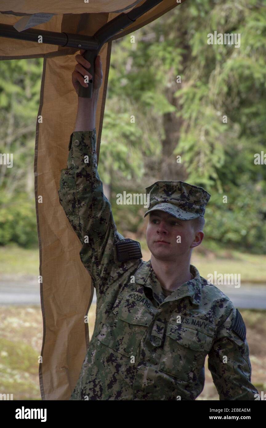 NMRTC Bremerton Segler bauen DECON Zelte auf (49749638681). Stockfoto