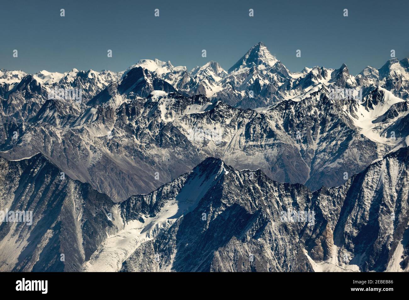 K2, der 2. größte Berg der Welt, der von einem Flugzeug aus gesehen wird Stockfoto