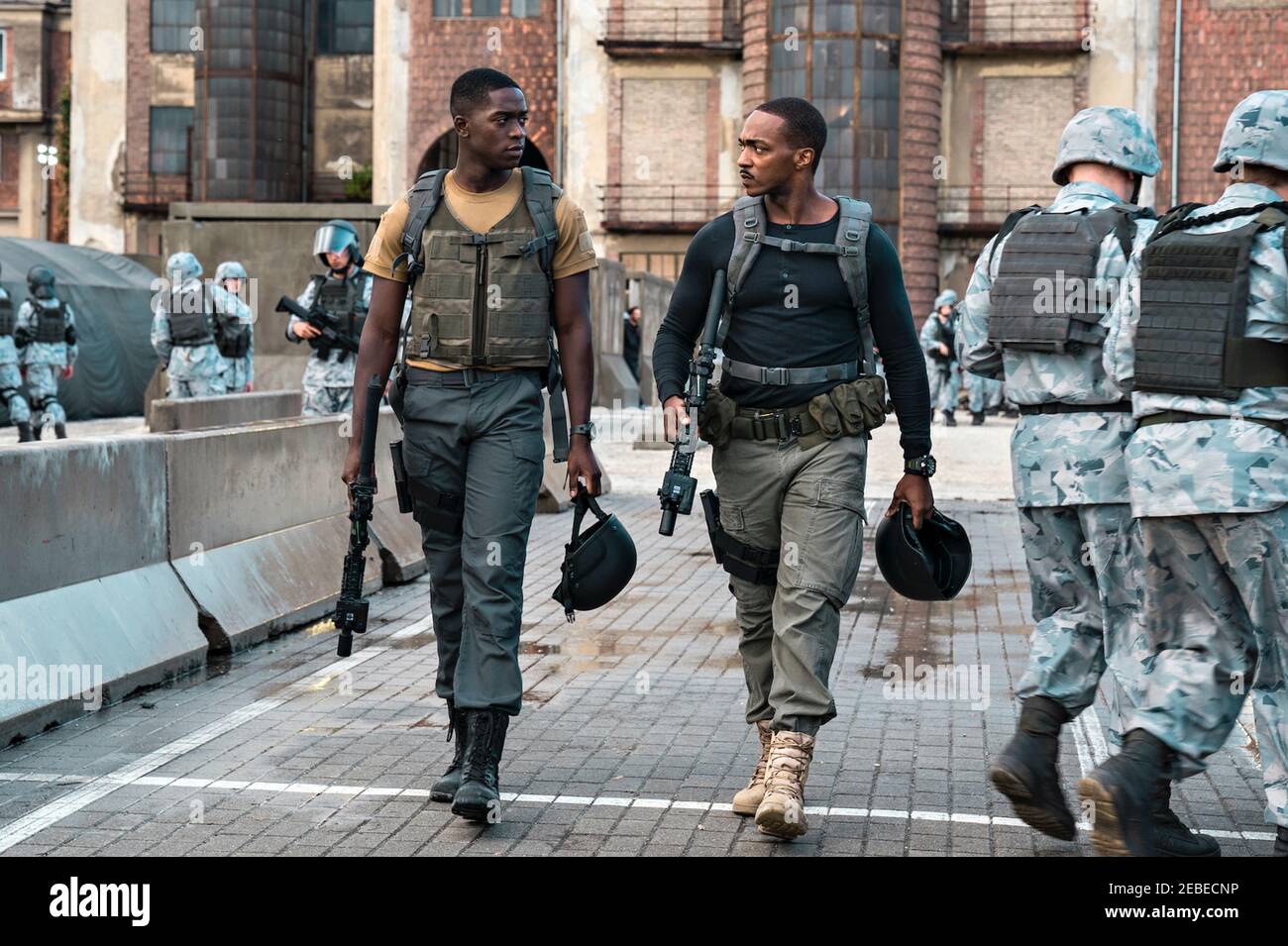 Outside the Wire (2021) unter der Regie von Mikael Håfström mit Anthony Mackie als Android-Soldat Leo und Damson Idris als Partner als Harfe. Stockfoto