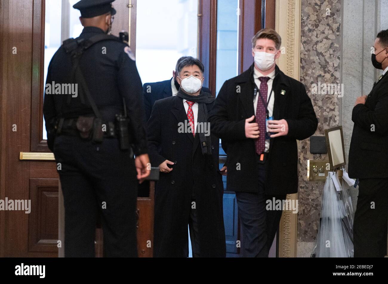 Washington, USA. Februar 2021, 12th. VEREINIGTE STAATEN - FEBRUAR 12: Hausverwalter Rep. Ted Lieu, D-Calif., kommt im Capitol vor dem Beginn des Amtsenthebungsverfahrens im Senat am Freitag, 12. Februar 2021. (Foto: Bill Clark/Pool/Sipa USA) Quelle: SIPA USA/Alamy Live News Stockfoto