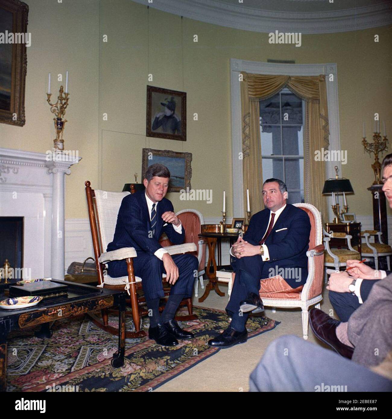 Treffen mit Dr. Erich Mende, Vorsitzender der Freien Demokratischen Partei, Westdeutschland, 4:00pm Uhr. Präsident John F. Kennedy (im Schaukelstuhl) trifft sich mit dem Vorsitzenden der Freien Demokratischen Partei Westdeutschlands, Dr. Erich Mende. Yellow Oval Room, White House, Washington, D.C. Stockfoto