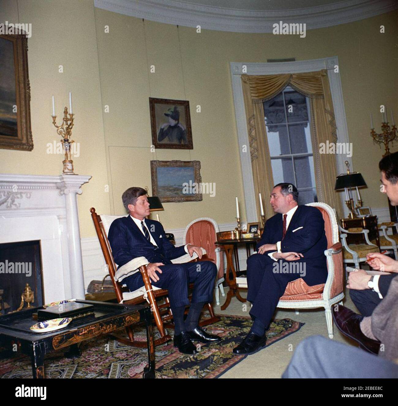 Treffen mit Dr. Erich Mende, Vorsitzender der Freien Demokratischen Partei, Westdeutschland, 4:00pm Uhr. Präsident John F. Kennedy (im Schaukelstuhl) trifft sich mit dem Vorsitzenden der Freien Demokratischen Partei Westdeutschlands, Dr. Erich Mende (rechts sitzend). Der Mensch ganz rechts ist nicht identifiziert. Yellow Oval Room, White House, Washington, D.C. Stockfoto