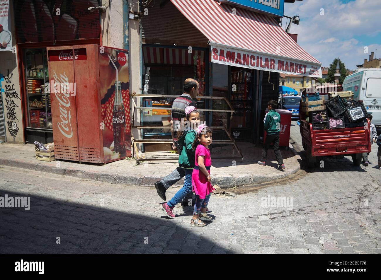 Vater und Kinder in der Innenstadt von Konya Stockfoto