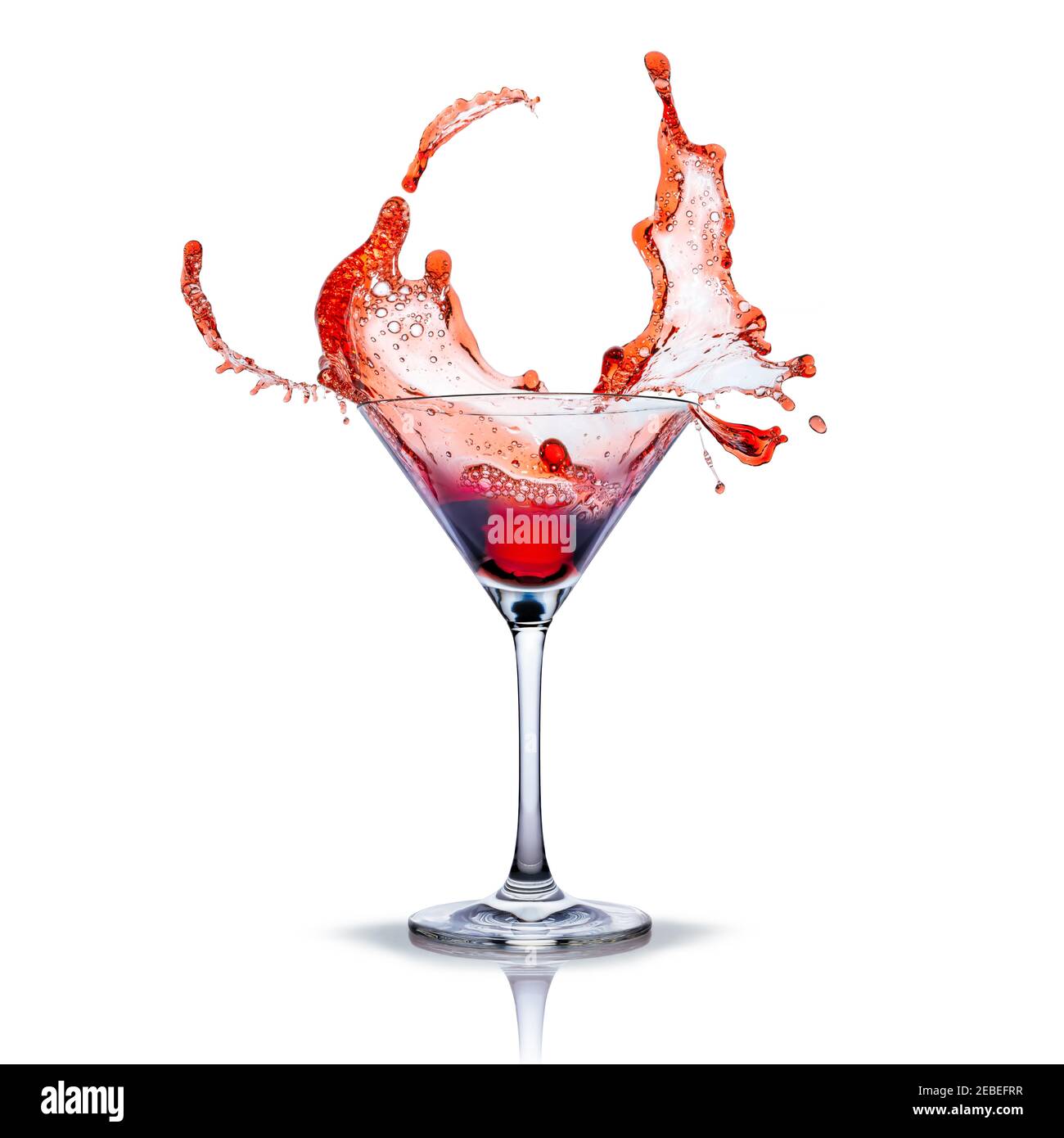 Cocktailglas mit roten Spritzern Stockfoto