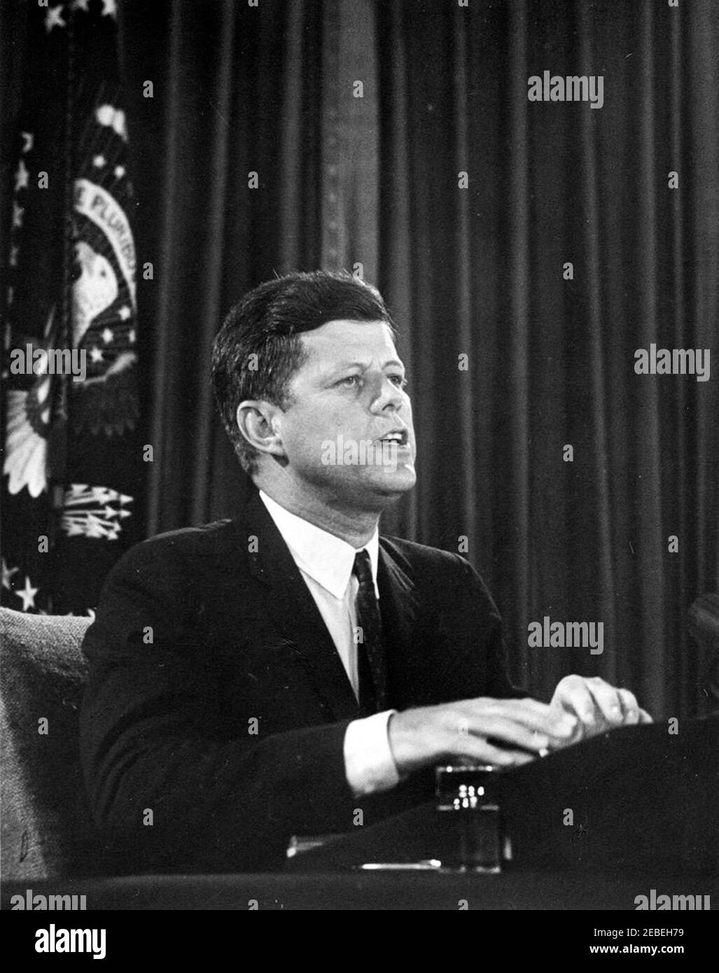 Radio und Fernsehen Rede an die Nation zur Berliner Krise, 10:00pm Uhr. Präsident John F. Kennedy hält eine Radio- und Fernsehansprache an die Nation über die drohende Möglichkeit eines Krieges zwischen den Vereinigten Staaten und der Sowjetunion über die Krise in Berlin, Deutschland. Oval Office, White House, Washington, D.C. Stockfoto